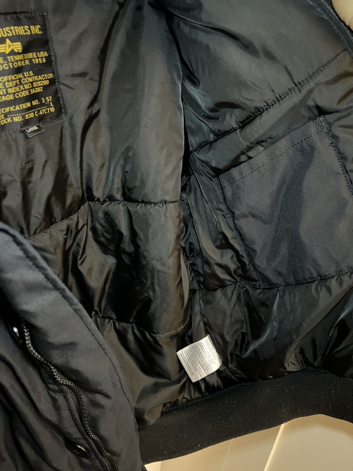 Alpha Industries Vintage Alpha Industries fur hood & patches bomber jacket Size US L / EU 52-54 / 3 - 17 Thumbnail