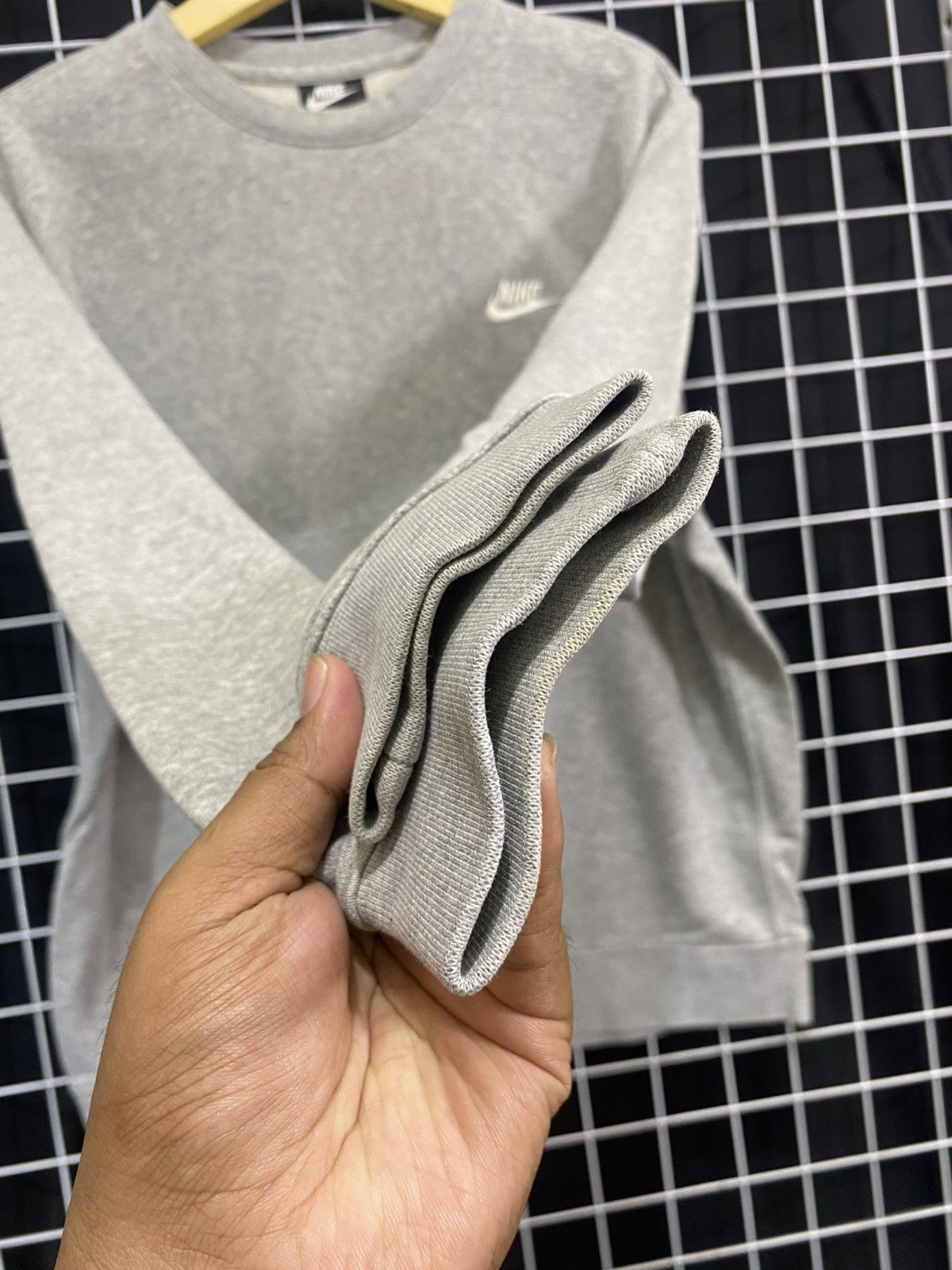 Nike NIKE SMALL LOGO CREWNECK Size US XL / EU 56 / 4 - 3 Thumbnail