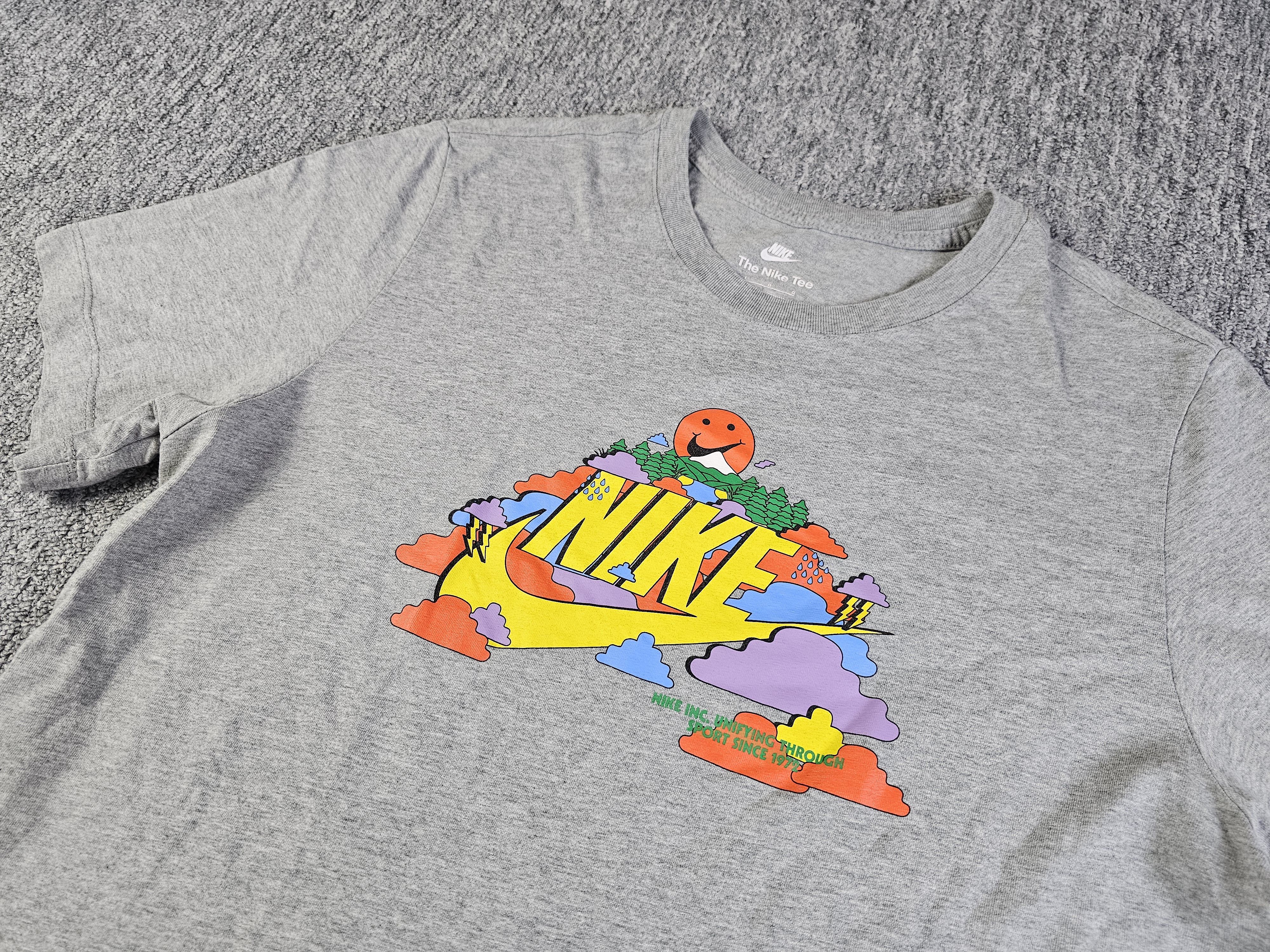 Nike Nike The Nike Tee Smiley Cloud Swoosh Graphic Gray L Size US L / EU 52-54 / 3 - 2 Thumbnail