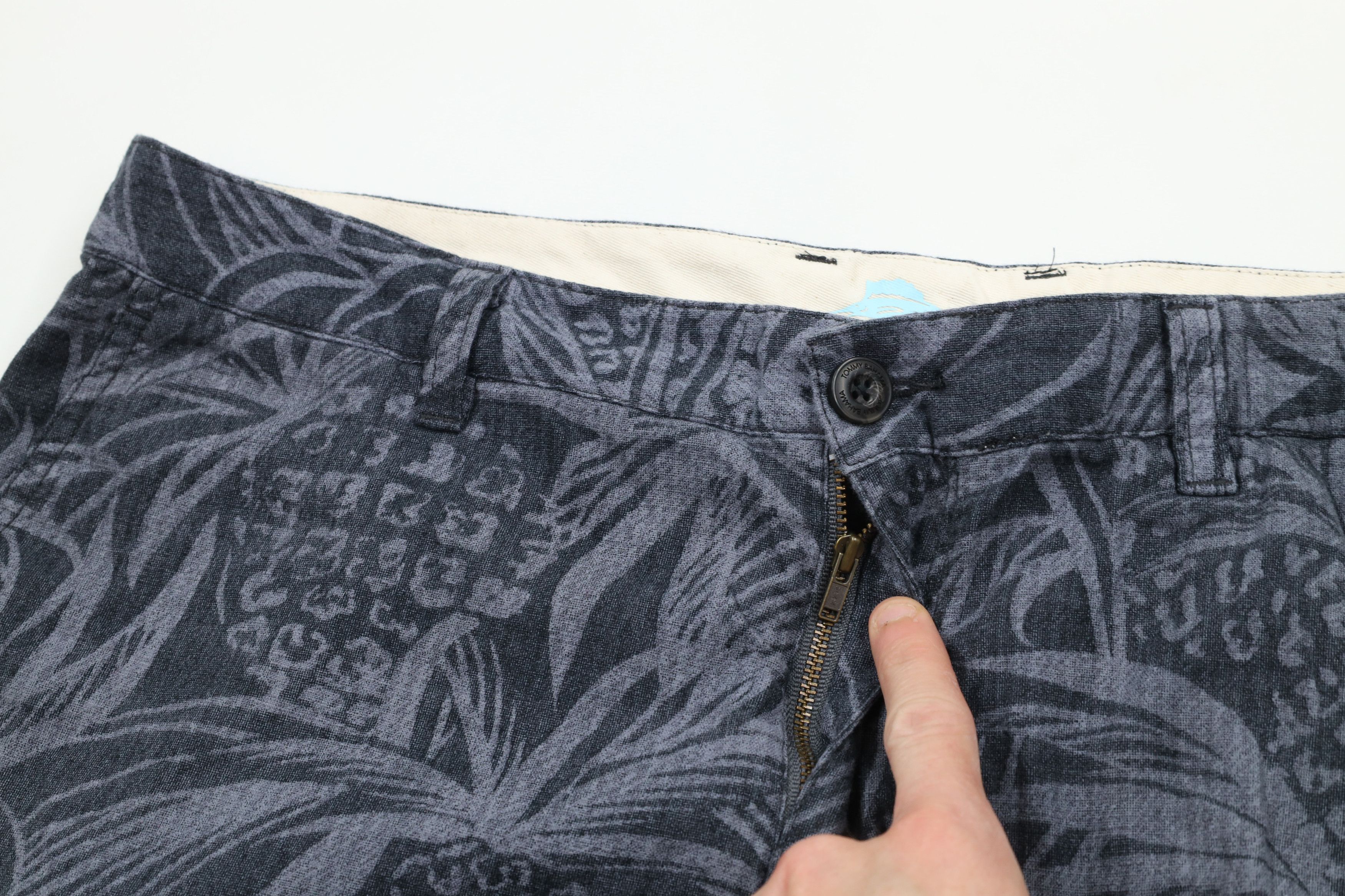 Tommy Bahama × Vintage Vintage Tommy Bahama Blend Pineapple Above Knee Shorts Gray Size US 35 - 5 Thumbnail