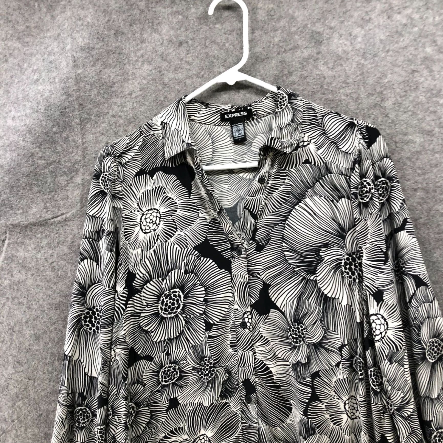 Express Express Shirt Dress S Black White Floral Long Sleeve Oversized Ruffle Hem Button Front Collared Crewneck? Size S / US 4 / IT 40 - 3 Thumbnail