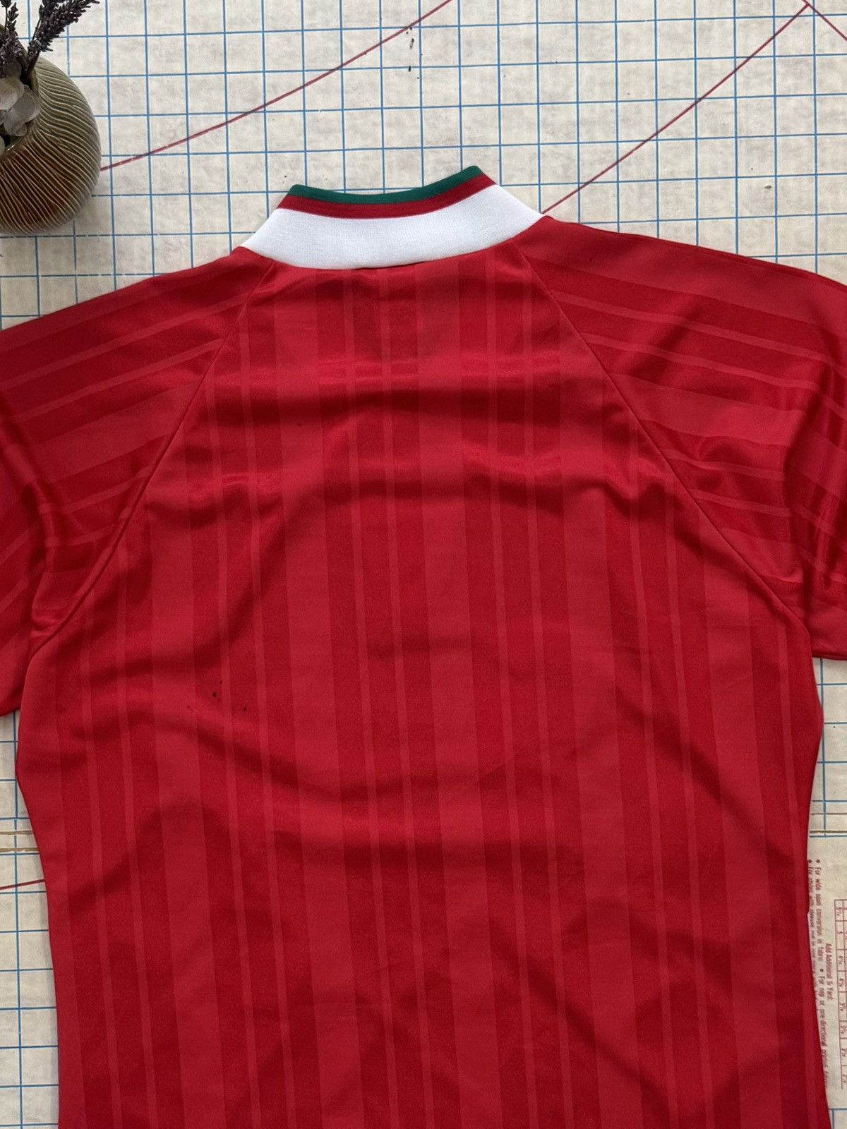 Adidas × Vintage Vintage Adidas Equipment Liverpool Signed Jersey Red Medium Size US M / EU 48-50 / 2 - 14 Thumbnail