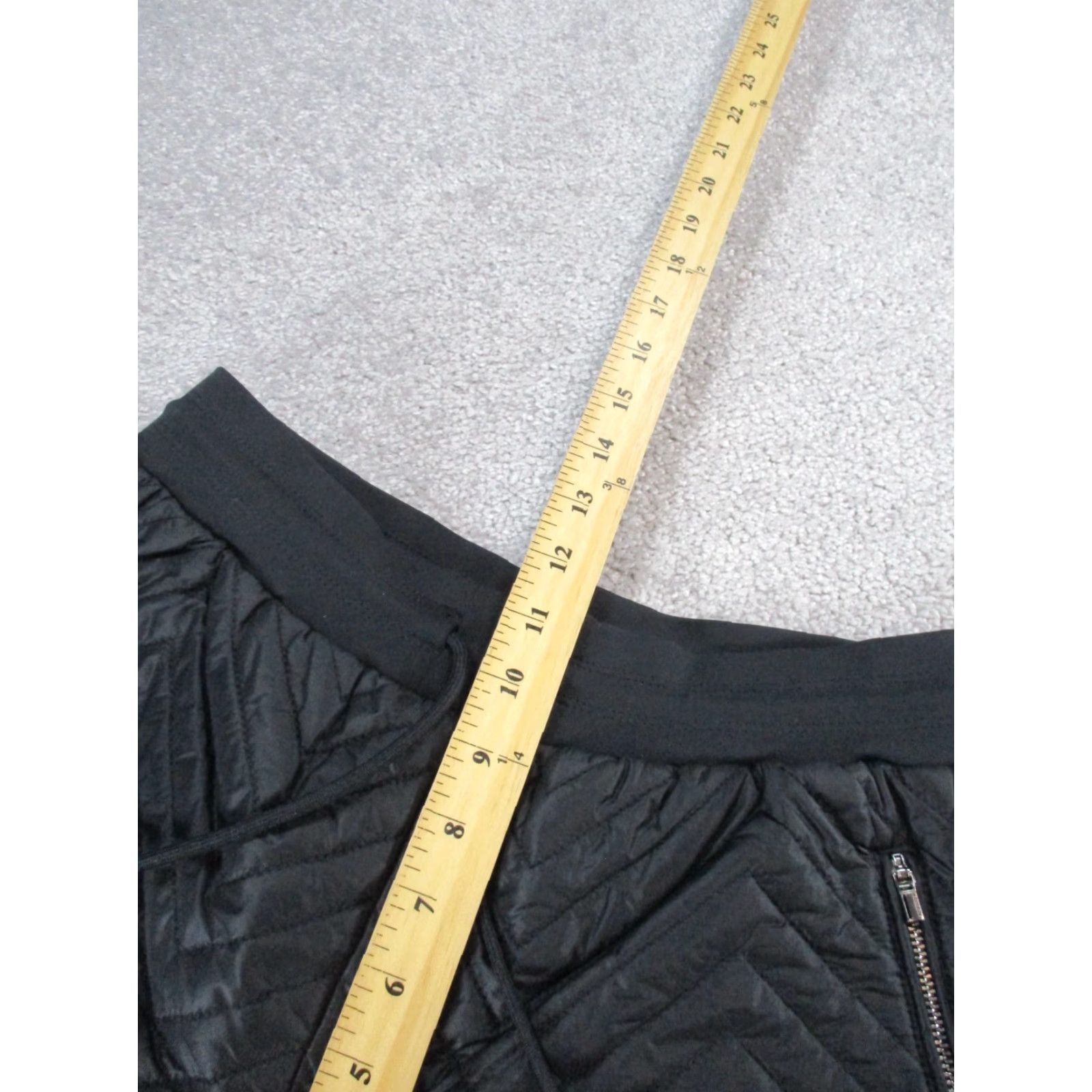 Athleta Athleta Womens 2 Black Quilted Insulated Apres Ski Shorts Sweat Skiing Activewear Casual Travel Size 26" / US 2 / IT 38 - 4 Thumbnail
