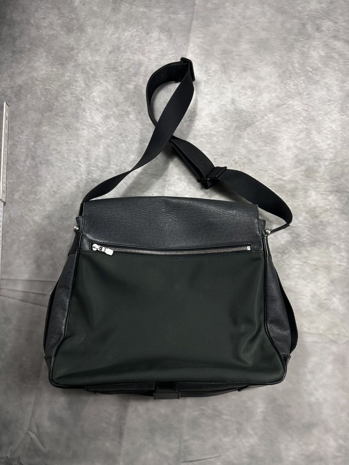 Louis Vuitton Louis Vuitton shoulder bag taiga viktor messenger Size ONE SIZE - 7 Thumbnail