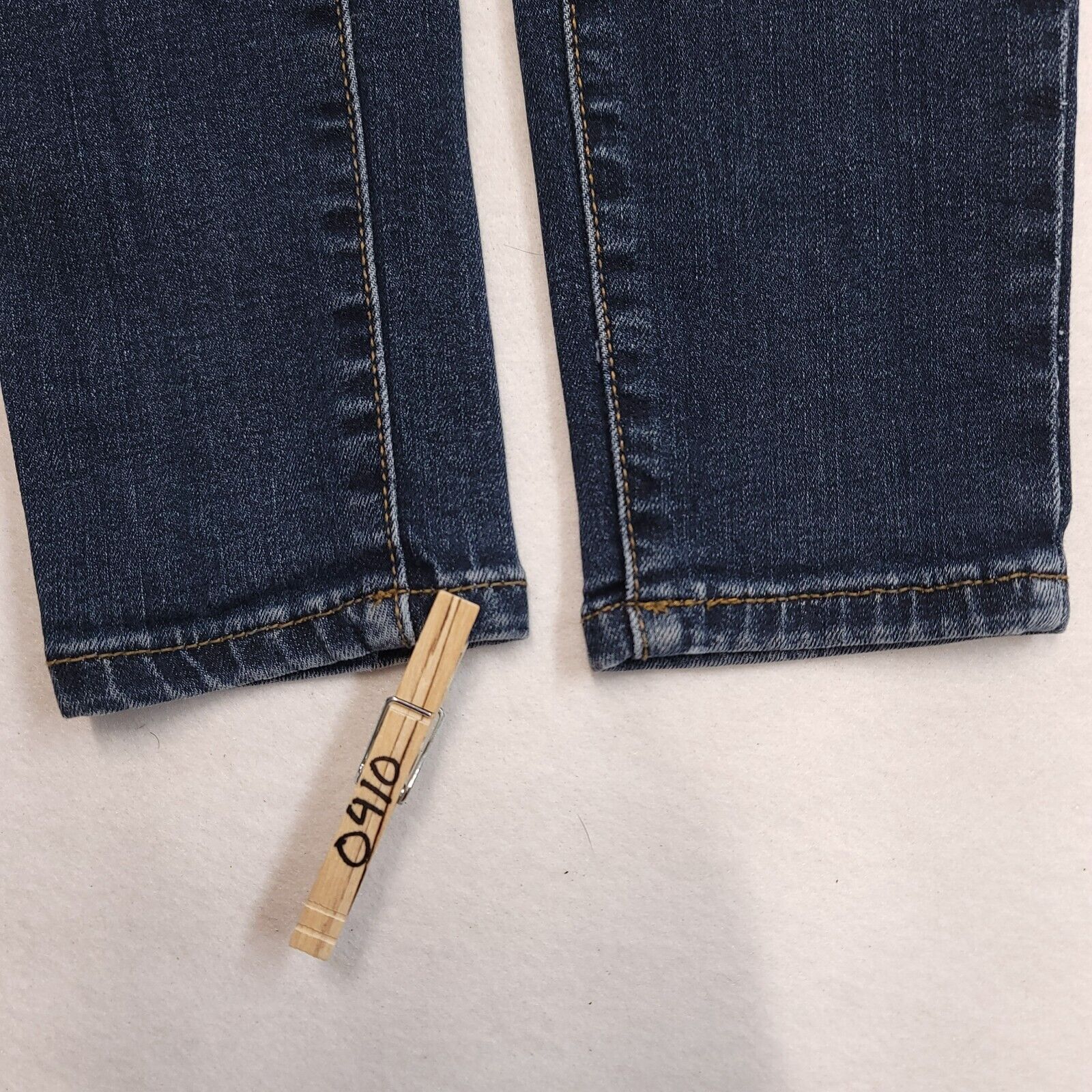 Old Navy Old Navy Mid Rise Medium Wash Jeans Womens Size 2 Blue Size 24" / US 00 / IT 34 - 3 Thumbnail