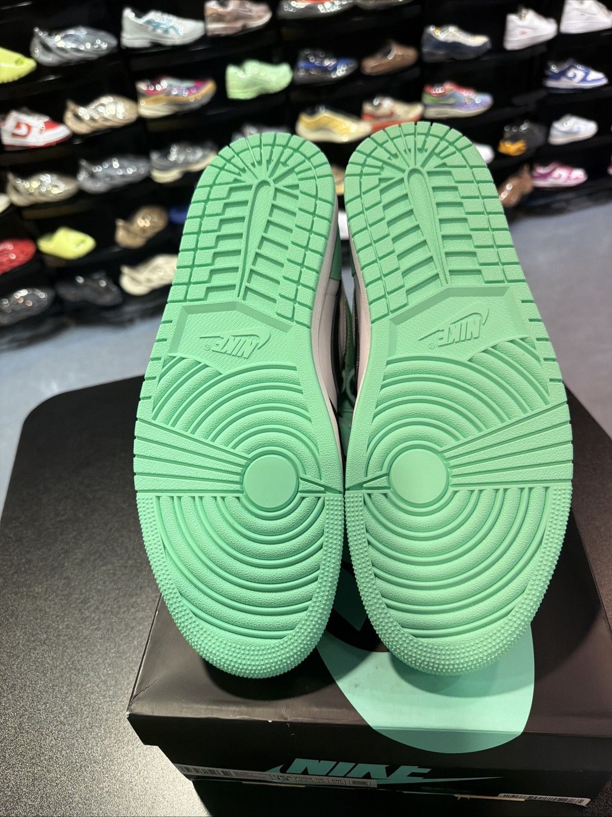 Jordan Brand Jordan 1 high size 13 green glow brand new quick shipp Size US 13 / EU 46 - 17 Thumbnail