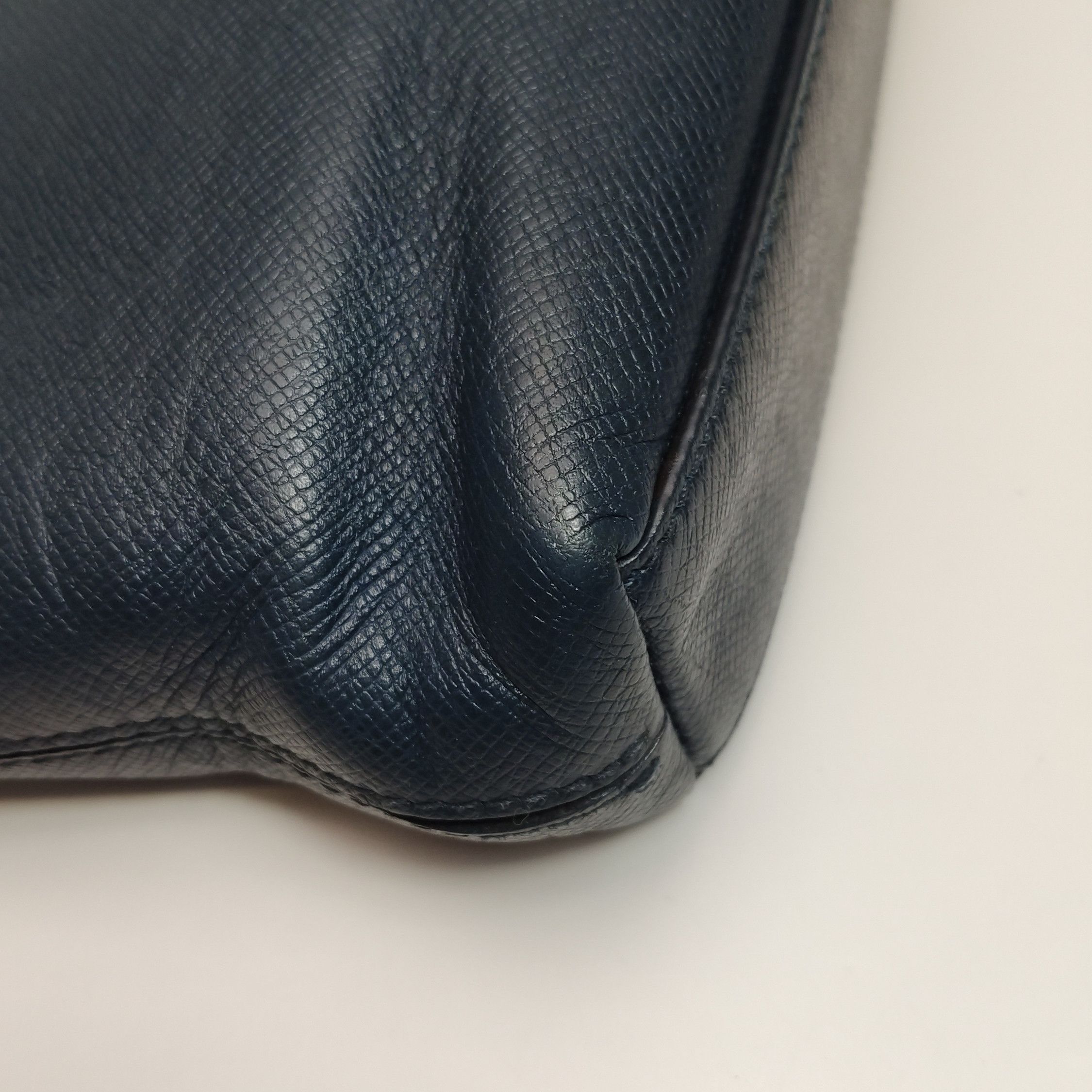 Louis Vuitton Louis Vuitton (LV) Medium Cowhide Solid Zipper Crossbody Sh Size ONE SIZE - 6 Thumbnail