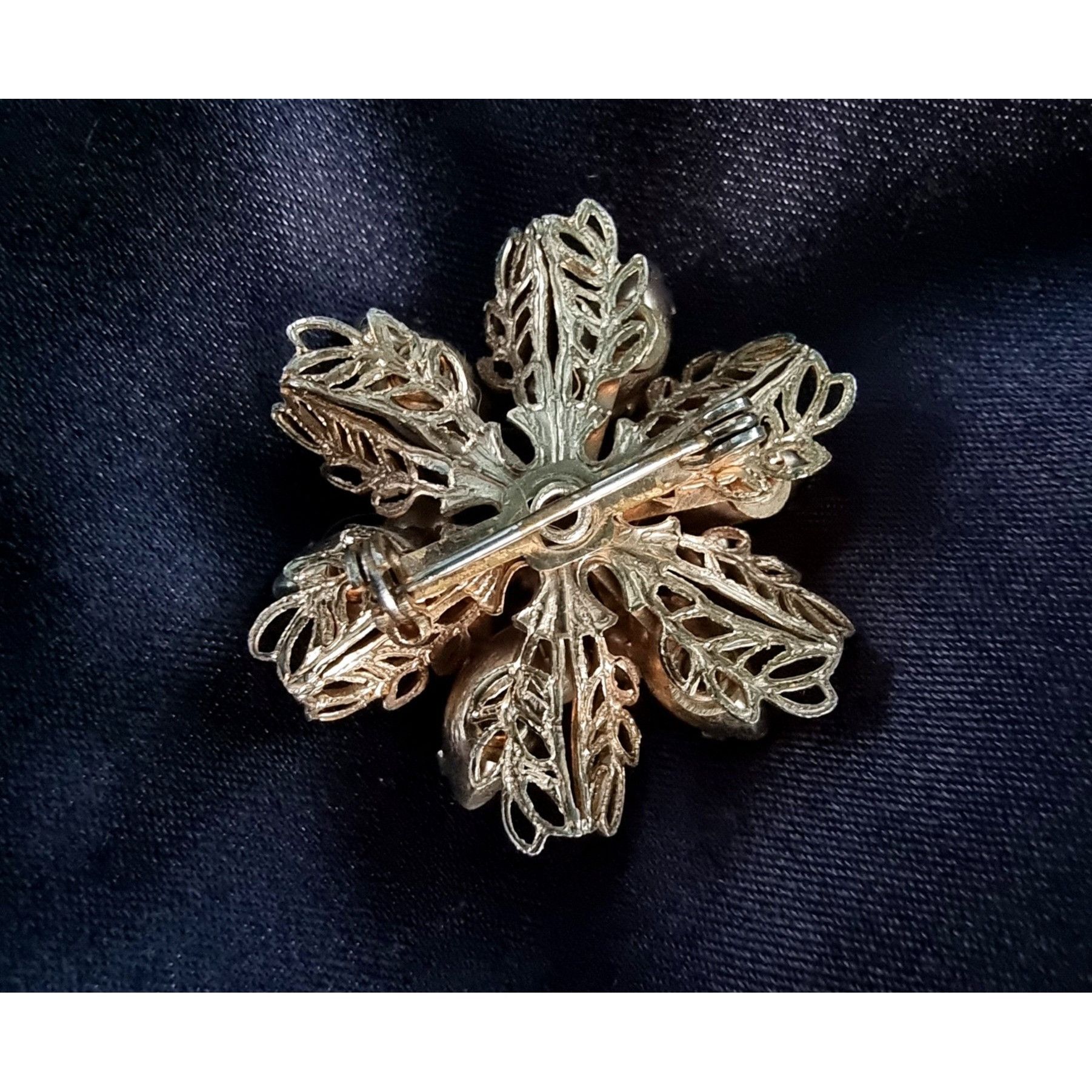 Other Rare Find Vintage Floral Flower White Brooch White Glass Mil Size ONE SIZE - 6 Thumbnail