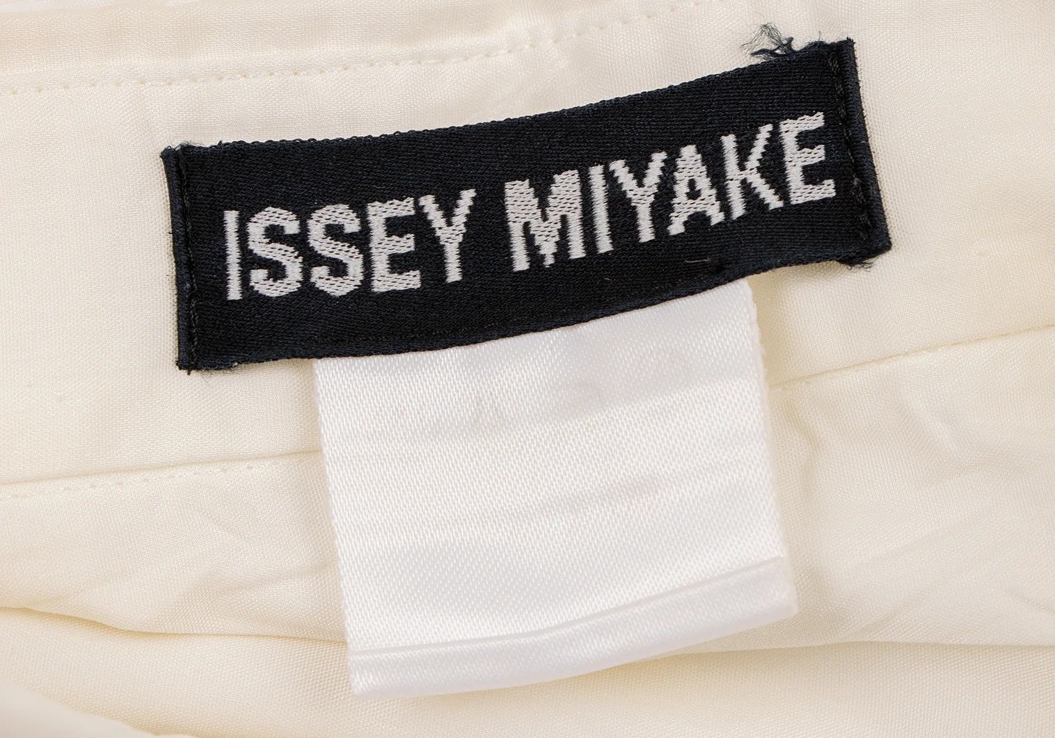 Issey Miyake Pleated Long Sleeve Shirt in Off-White Size XL Size US XL / EU 56 / 4 - 16 Thumbnail