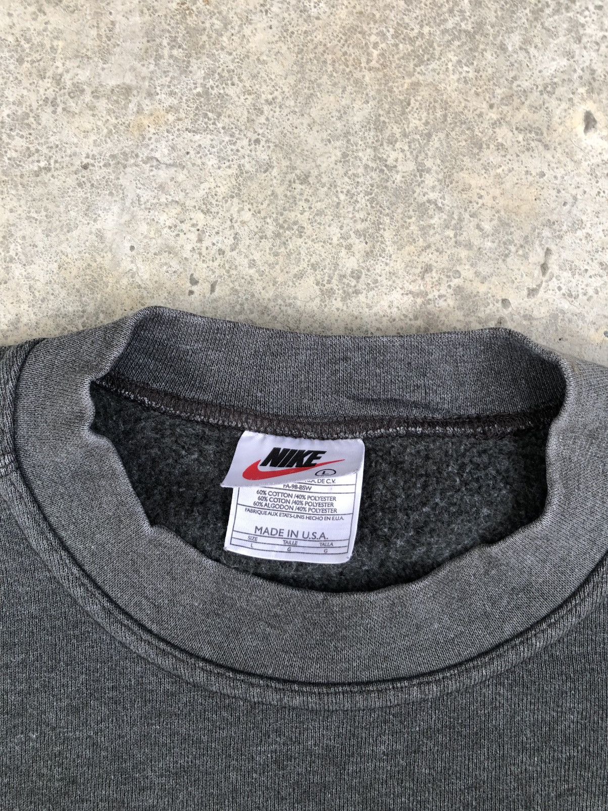 Nike Vintage Nike Embroidered Logo Sweatshirt Size US L / EU 52-54 / 3 - 14 Thumbnail
