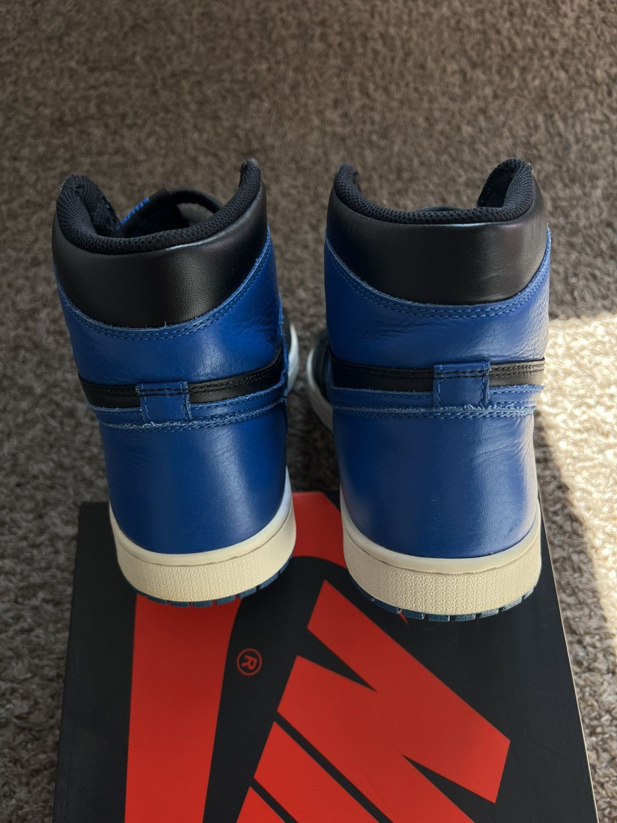 Jordan Brand Sz 10.5 Jordan 1 Retro OG High Royal 2017 555088-007 Size US 10.5 / EU 43-44 - 6 Thumbnail