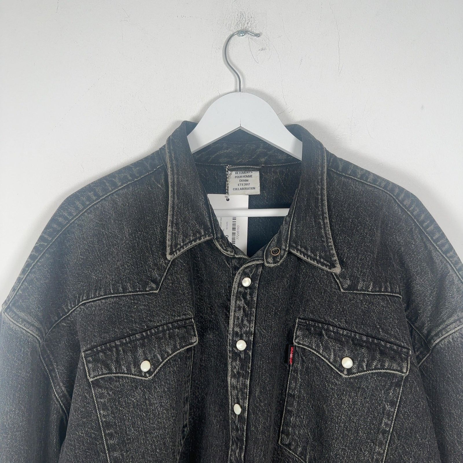 Levi's × Vetements Vetements x Levi's Black Washed Denim Shirt Size 7XL Size US XXL / EU 58 / 5 - 2 Thumbnail
