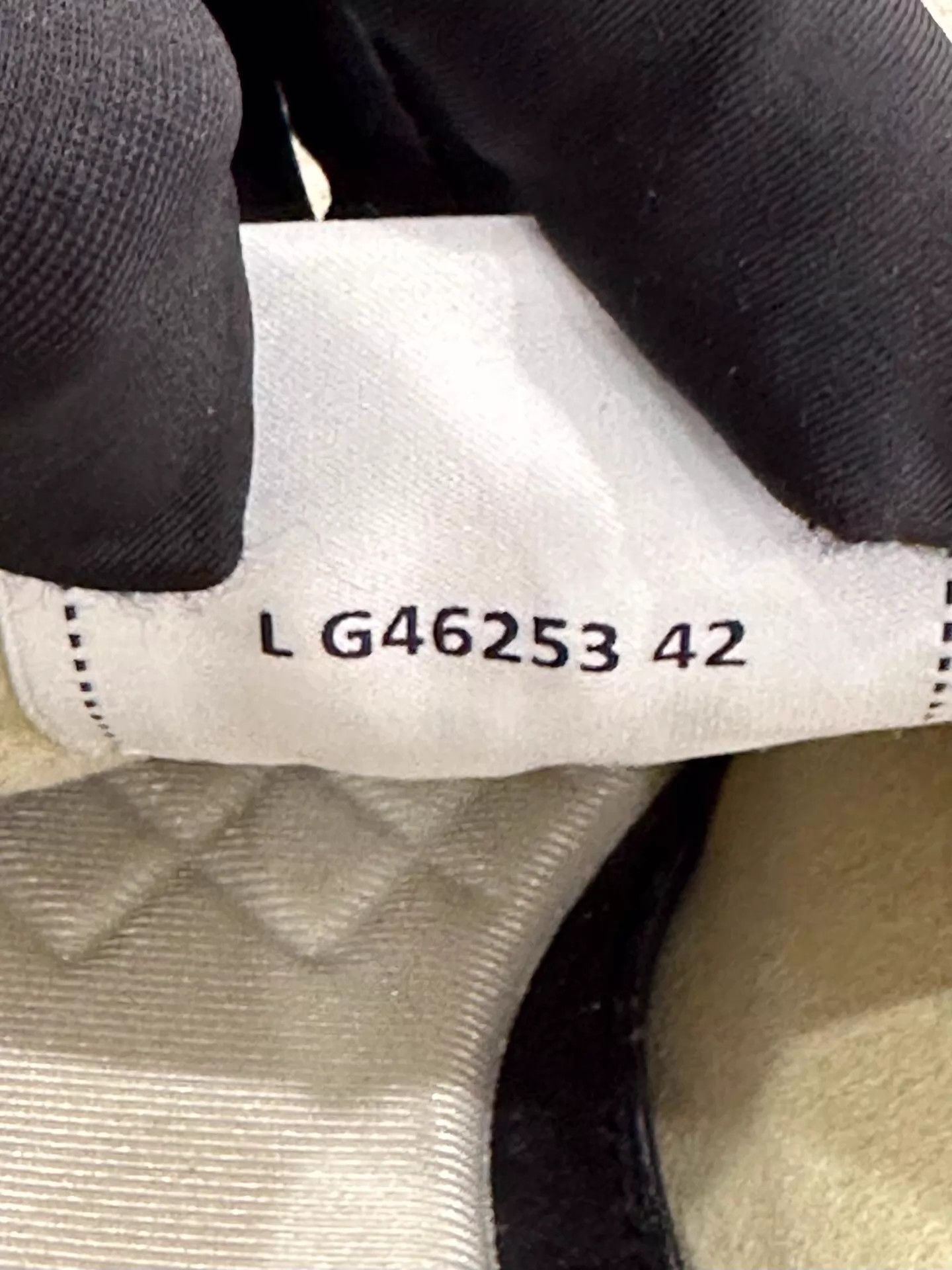 Chanel Chanel Men White Sneaker 42 Side Embossed CC Logo Size US 9 / EU 42 - 8 Thumbnail
