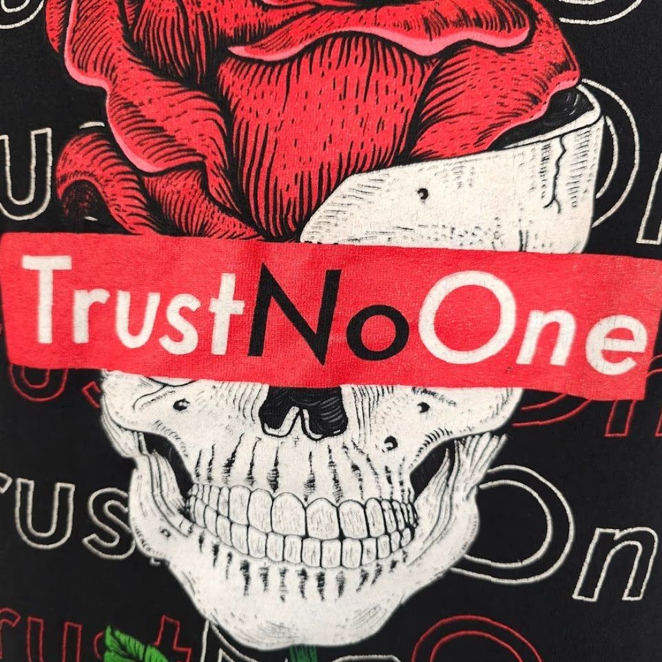 Vintage Trust No One T Shirt Mens Size Small Black Skull Roses Skeleton Shirt Size US XL / EU 56 / 4 - 3 Thumbnail