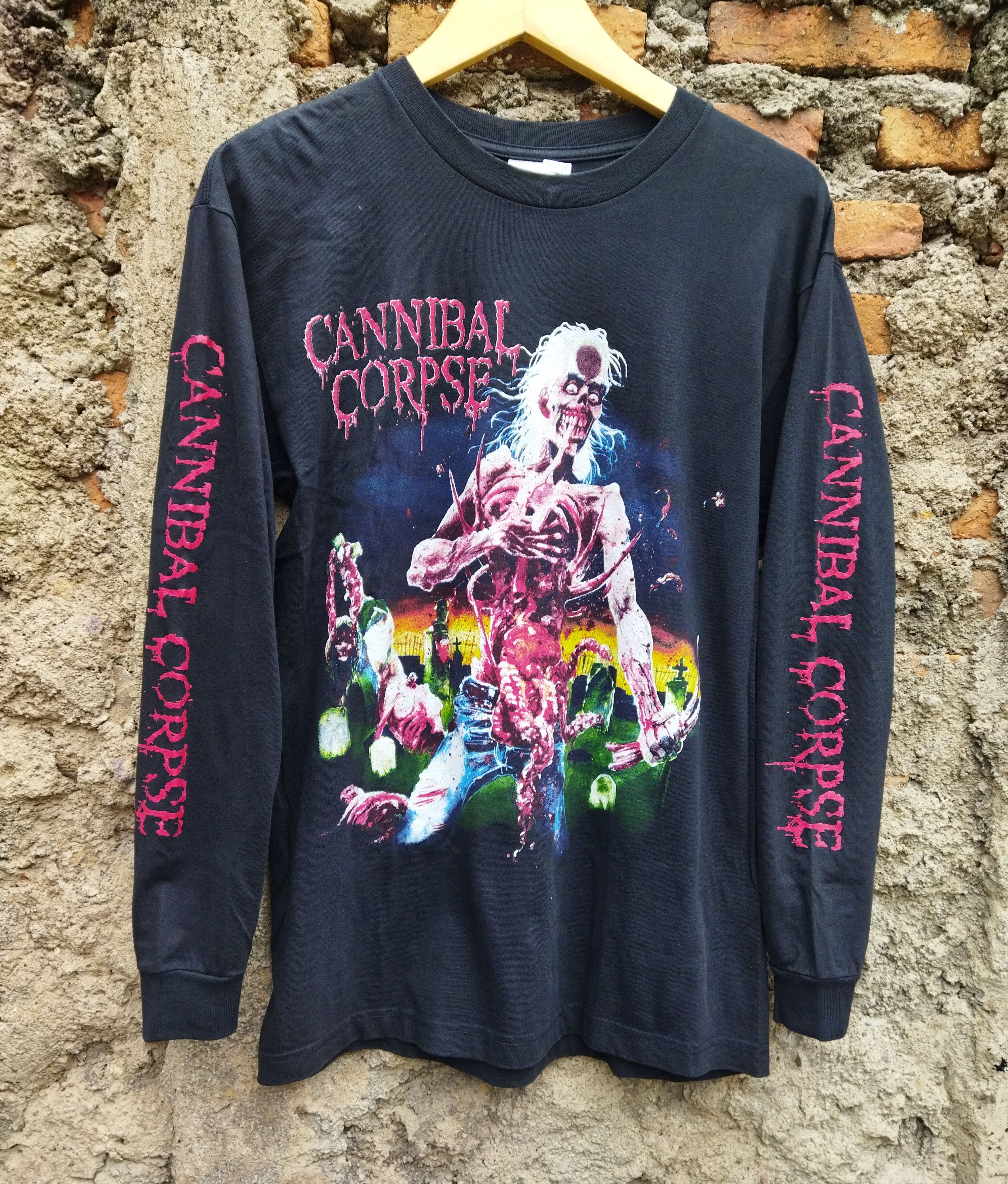 Band Tees Vintage CANNIBAL CORPSE eaten back to life Size US M / EU 48-50 / 2 - 1 Thumbnail