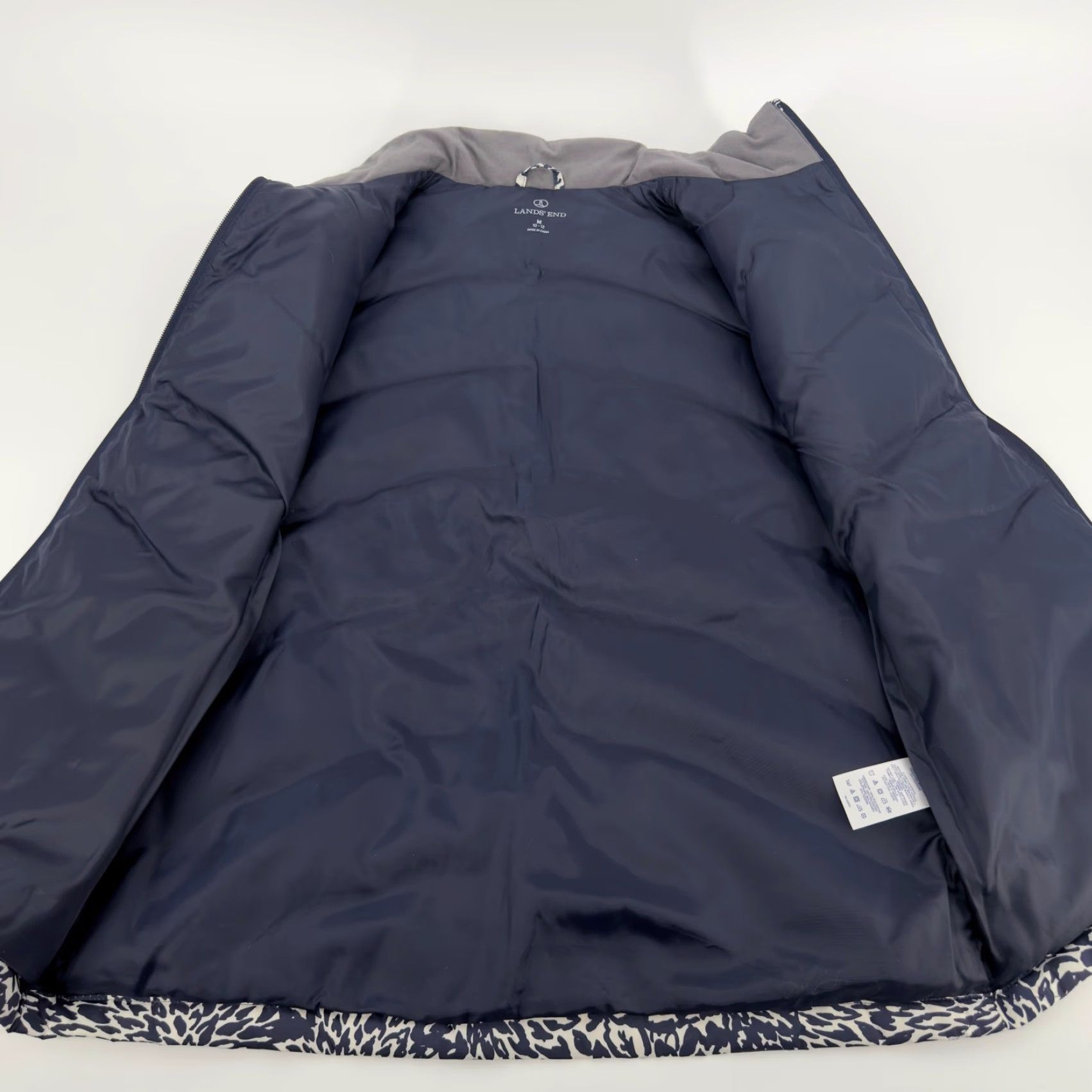 Lands' End Lands' End Vest Womens Medium Down Puffer Quilted Lightweight Lined Floral Navy Blue White Size M / US 6-8 / IT 42-44 - 5 Thumbnail