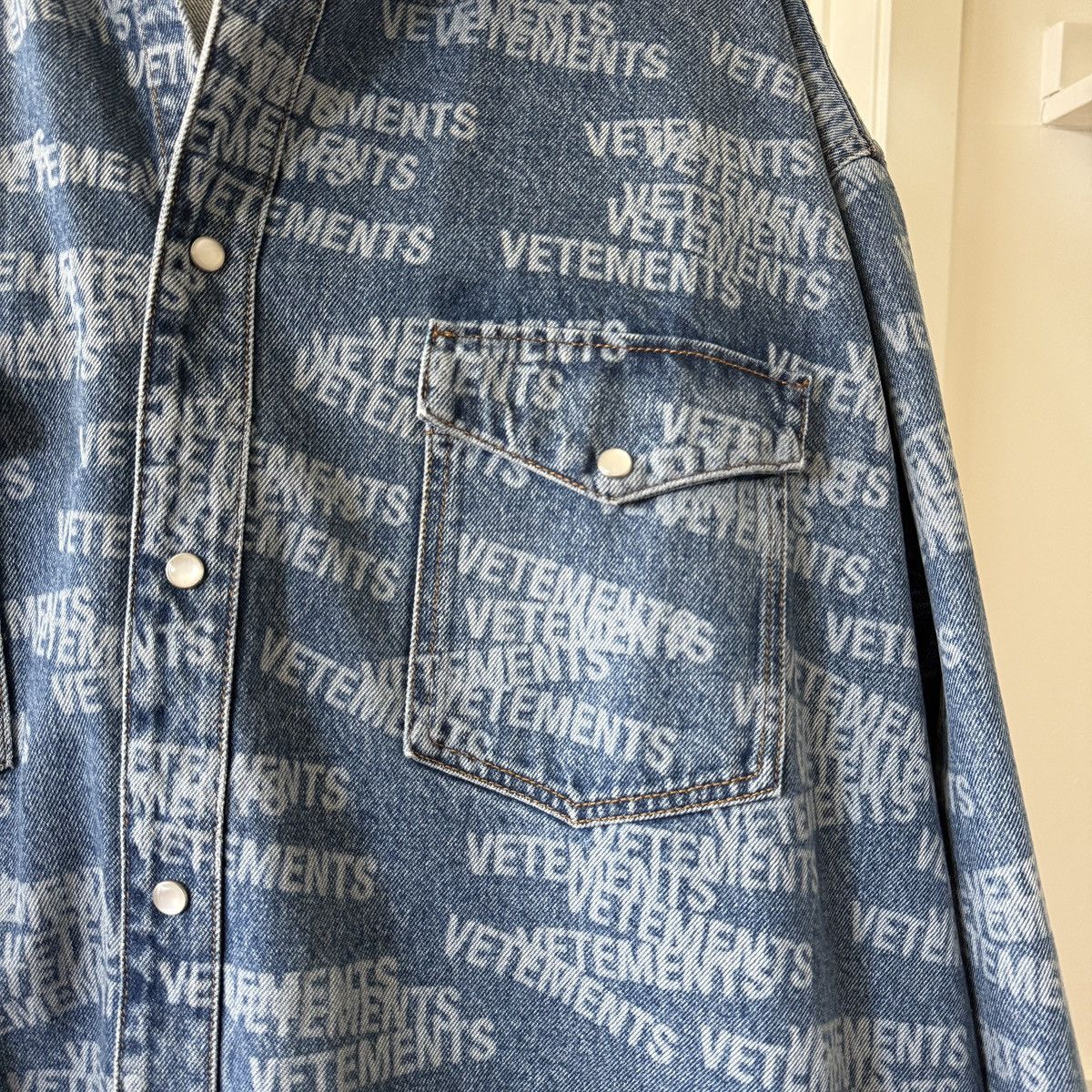 Vetements Vetements Oversized Denim Jacket LOGO Size US XL / EU 56 / 4 - 2 Thumbnail