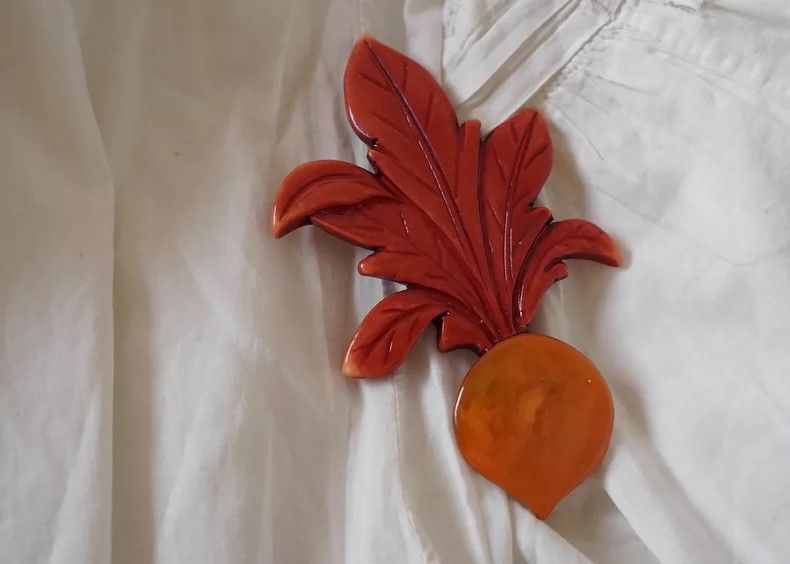 Kenzo KENZO Red and yellow water radish shaped ox horn brooch Size ONE SIZE - 1 Thumbnail
