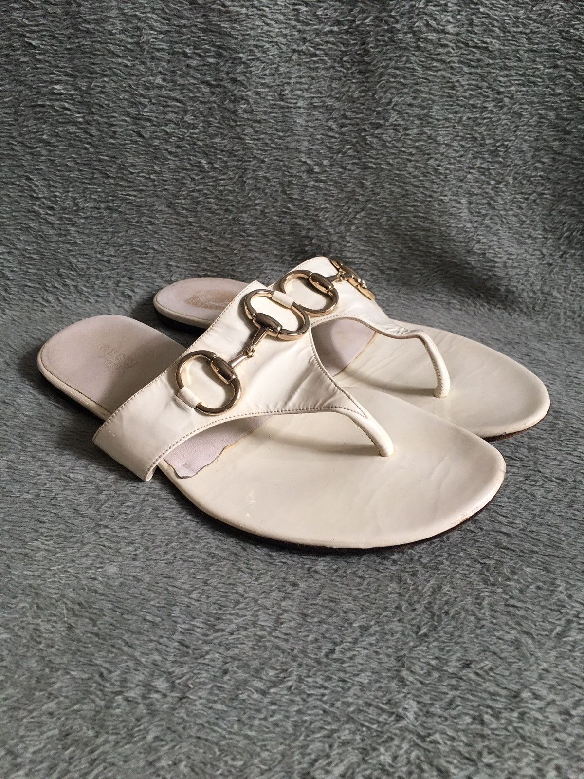 Gucci GUCCI Ivory Patent Leather Horsebit Flip Flop Sandals EU38 Size US 8 / IT 38 - 1 Thumbnail