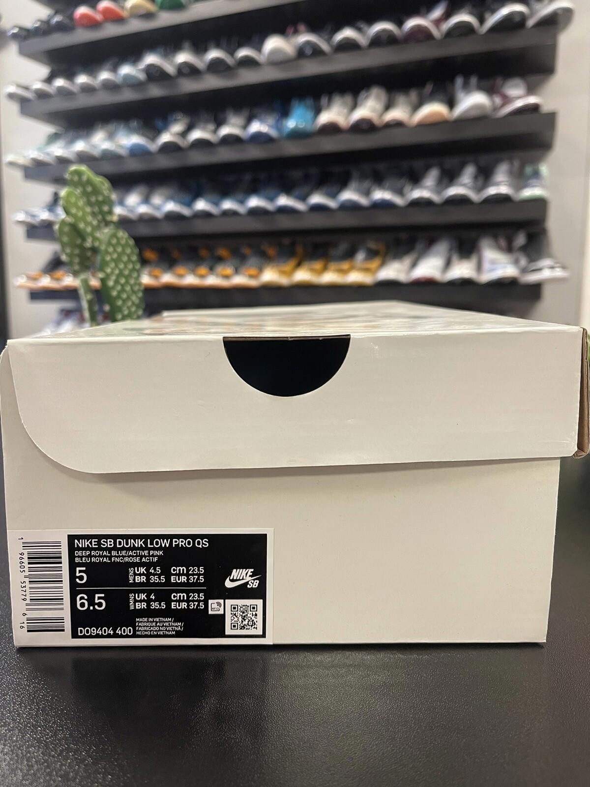 Nike Size 5 - Nike Dunk Low SB x Run The Jewels 4/20 DO9404-400 Size US 5 / EU 37 - 7 Thumbnail