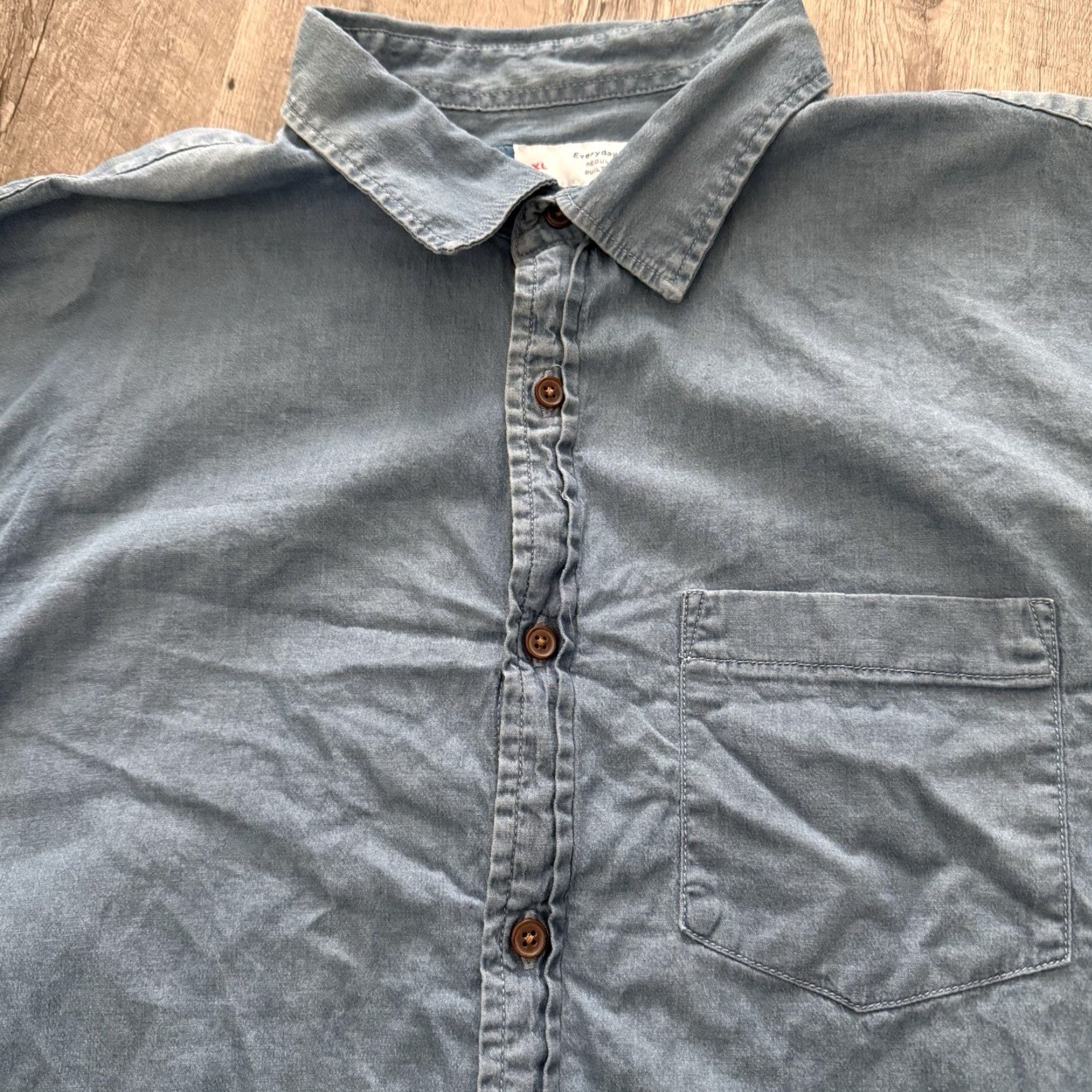 Old Navy Old Navy Everyday Shirt Mens XL Blue Chambray Built-In Flex Button Up Regular Size US XL / EU 56 / 4 - 6 Thumbnail