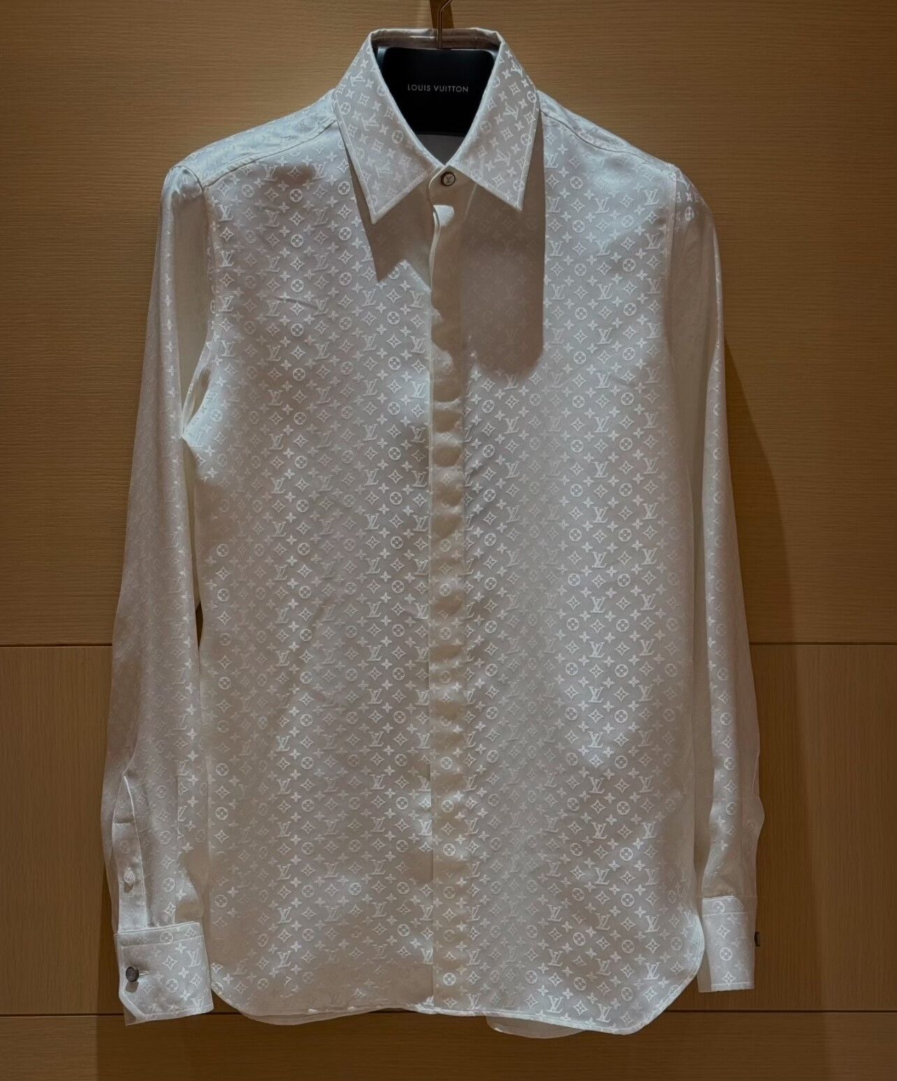 Louis Vuitton Louis Vuitton Silk Logo Pattern Shirt Size US L / EU 52-54 / 3 - 1 Thumbnail