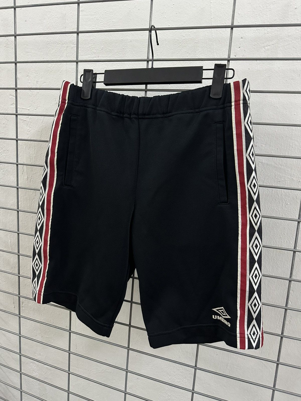 Umbro Rare And Beautiful Umbro Side Tape Shorts Size US 30 / EU 46 - 3 Thumbnail
