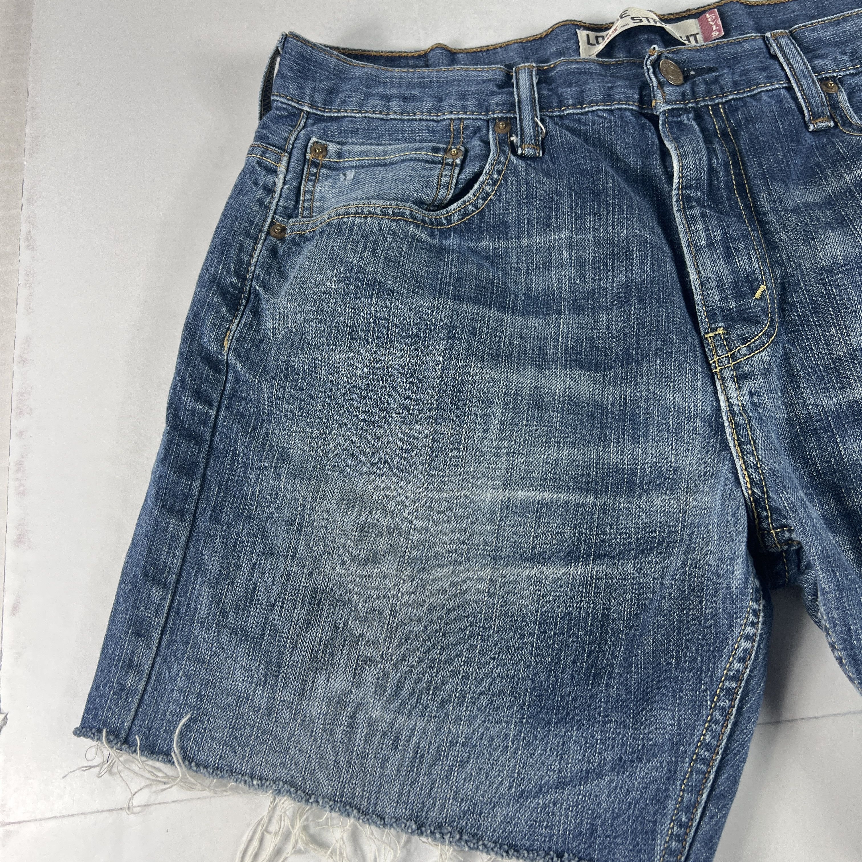 Levi's Levi's Jean Shorts 569 Loose Cut Off Faded Denim Jorts Size US 35 - 2 Thumbnail