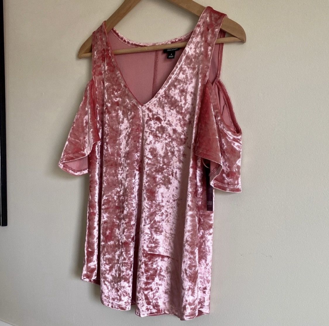 Other PINK BAROQUE VELVET ROSE COLD SHOULDER TOP Size S / US 4 / IT 40 - 2 Thumbnail