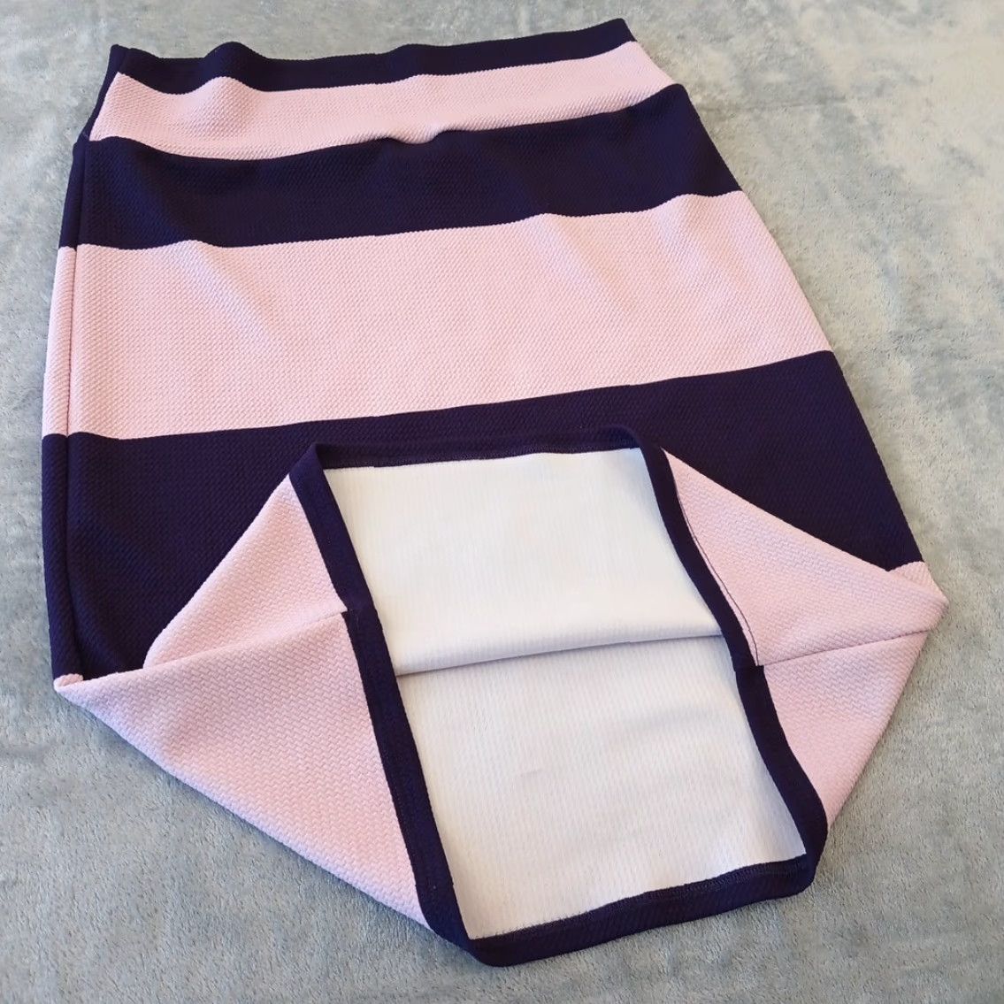 Vintage LuLaRoe Skirt Knee Length Purple Pink Striped Pull On L Women Casual Knit Polyester Spandex Stretch Pencil Vintage No Size 36" / US 14 / IT 50 - 7 Thumbnail