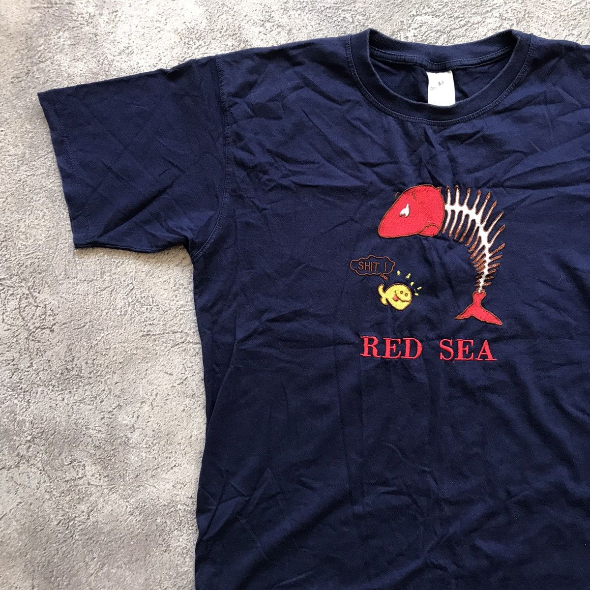 Vintage Vintage Y2K Red Sea Graphic Tee Funny Print Streetwear M Size US M / EU 48-50 / 2 - 2 Thumbnail
