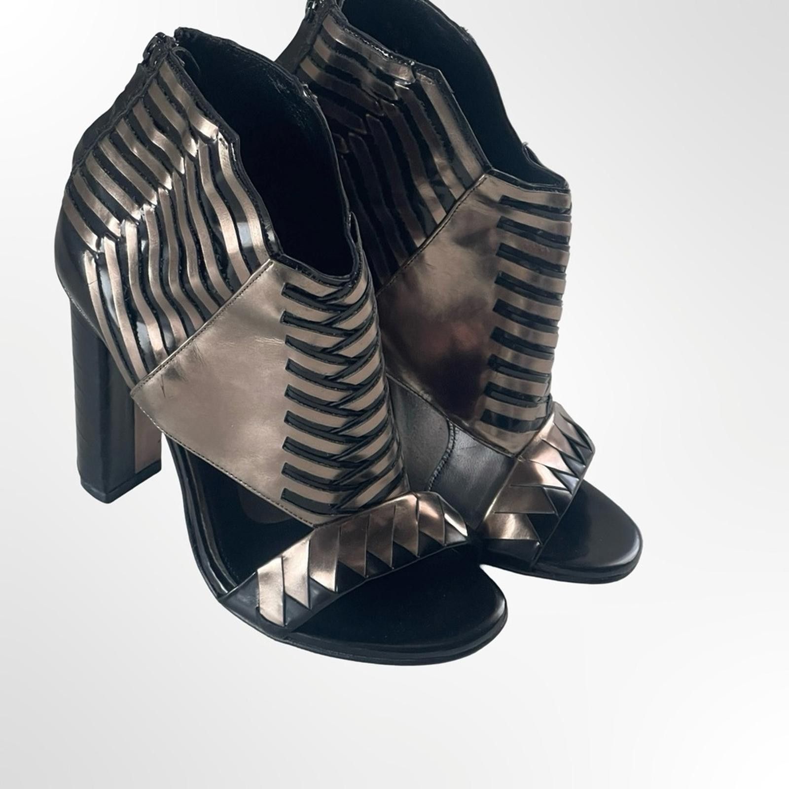Other Robert Clergerie Black and Gold Heels in size 6 Size US 6 / IT 36 - 5 Thumbnail