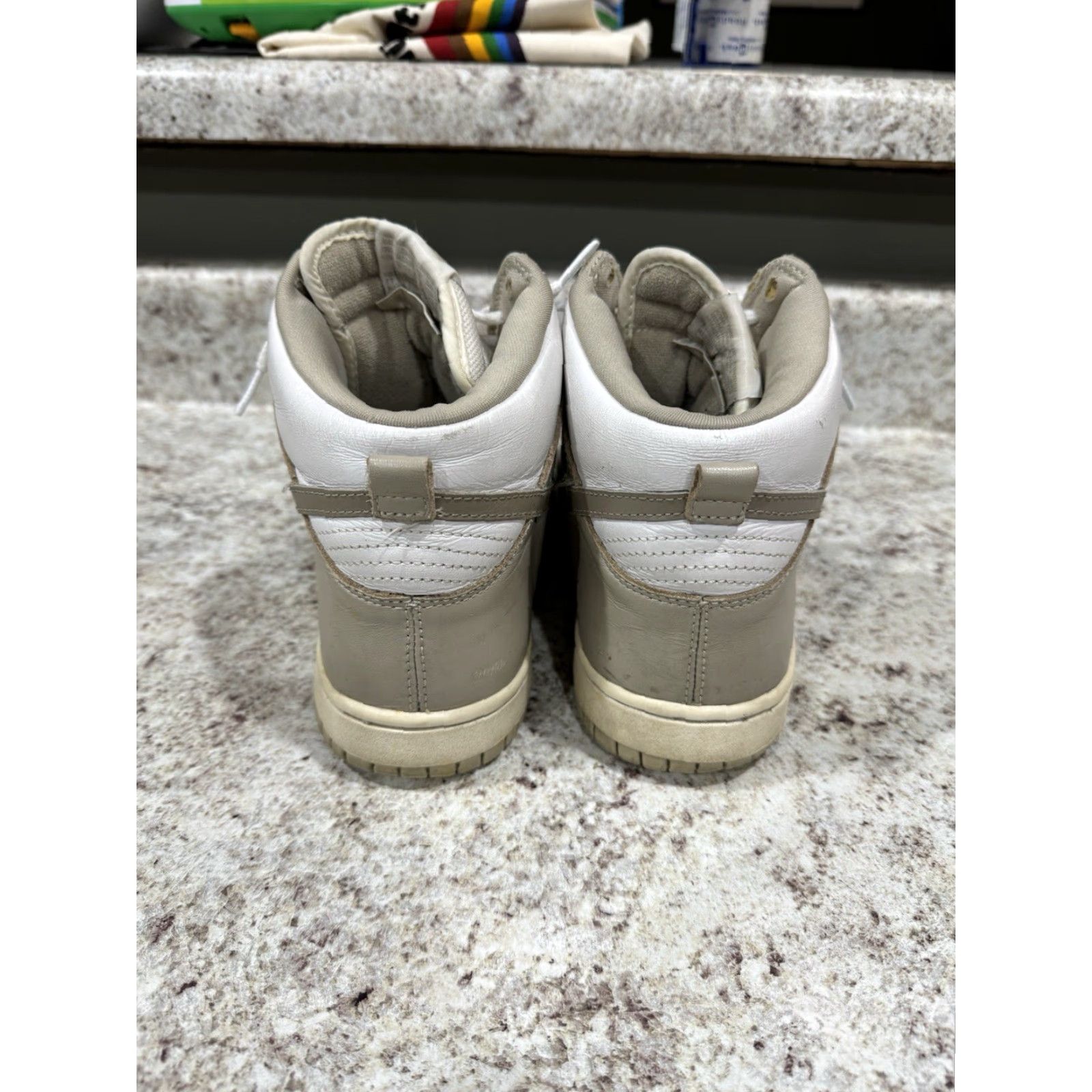 Nike VINTAGE Nike SB Dunk High Pro White Khaki Creed Tan Mens 9 2006 Rare 305050-121 Sneakers Skateboarding Mens Size 9 White 2006 Size US 8 / EU 41 - 7 Thumbnail
