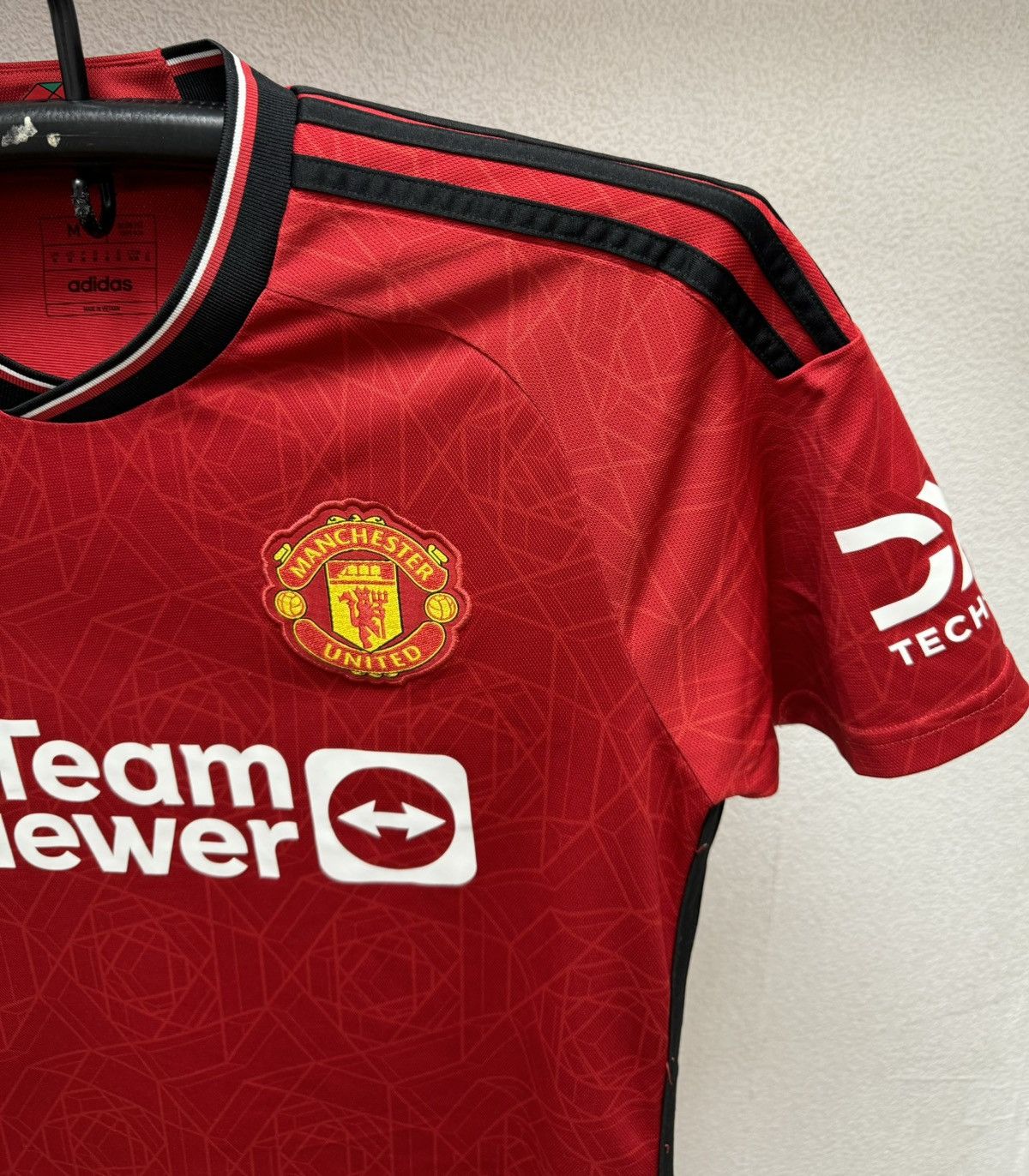 Adidas Manchester United adidas soccer jersey 2023 M sz Size US M / EU 48-50 / 2 - 8 Thumbnail