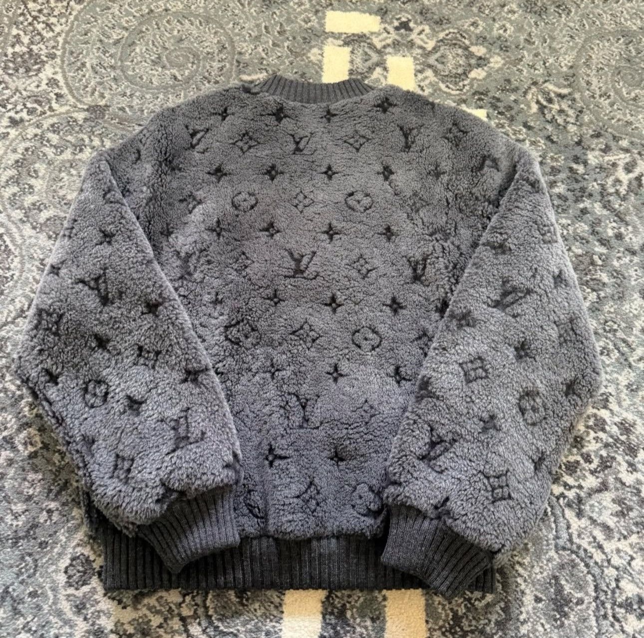 Louis Vuitton Louis Vuitton 1A5PEL Monogram Shearling Crewneck Size US M / EU 48-50 / 2 - 2 Thumbnail