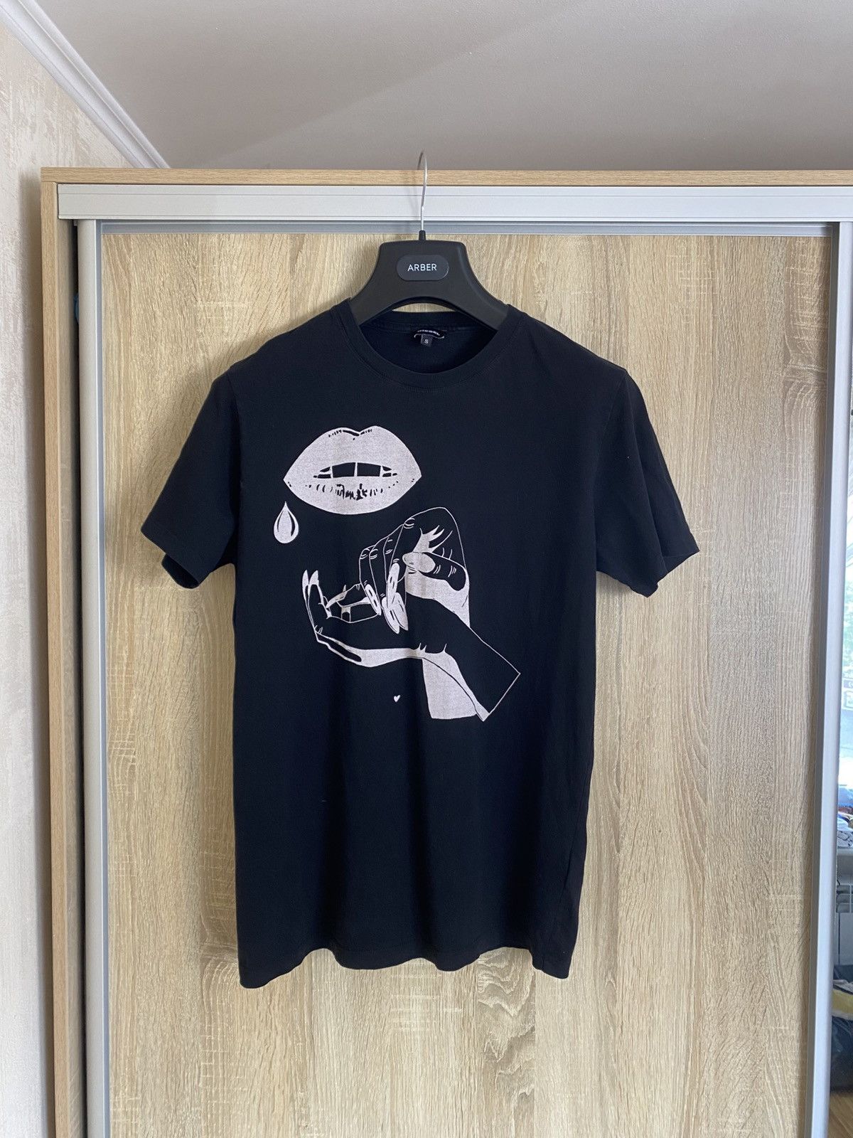 Diesel × Vintage 🔥 Diesel Vintage Art Hands Girl T Shirt Y2K Graphic Print Size US S / EU 44-46 / 1 - 3 Thumbnail