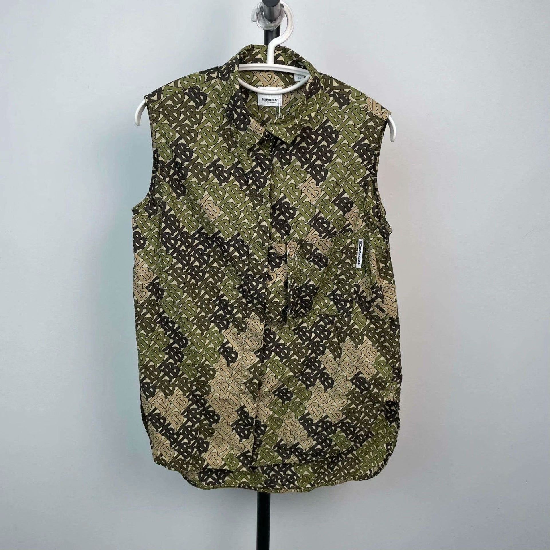 Burberry Burberry Vest XL Women Size XL / US 12-14 / IT 48-50 - 1 Thumbnail