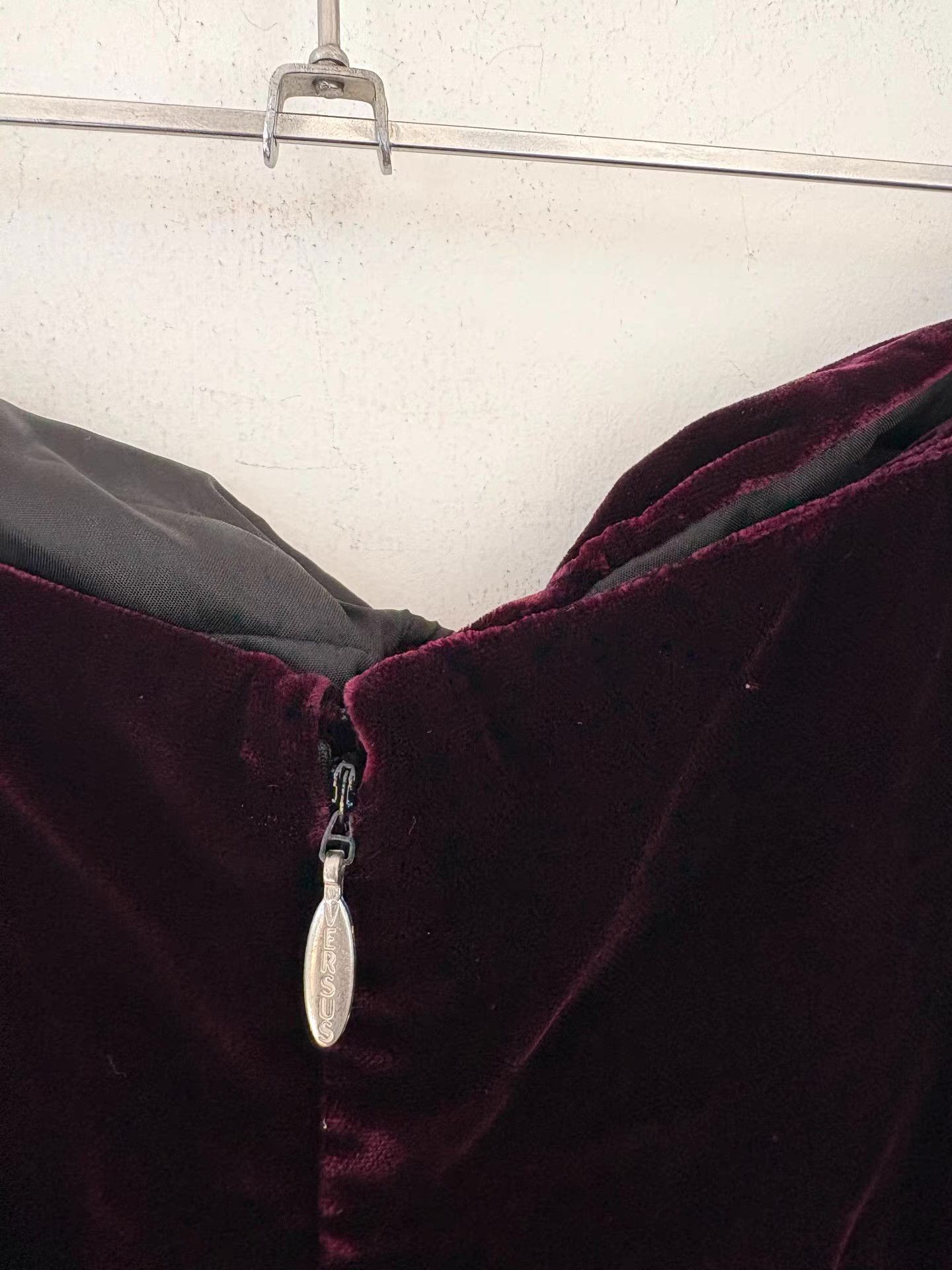 Versace Versus Versace Women's Burgundy Velvet Trousers Ｑ21 Size 30" / US 8 / IT 44 - 2 Thumbnail
