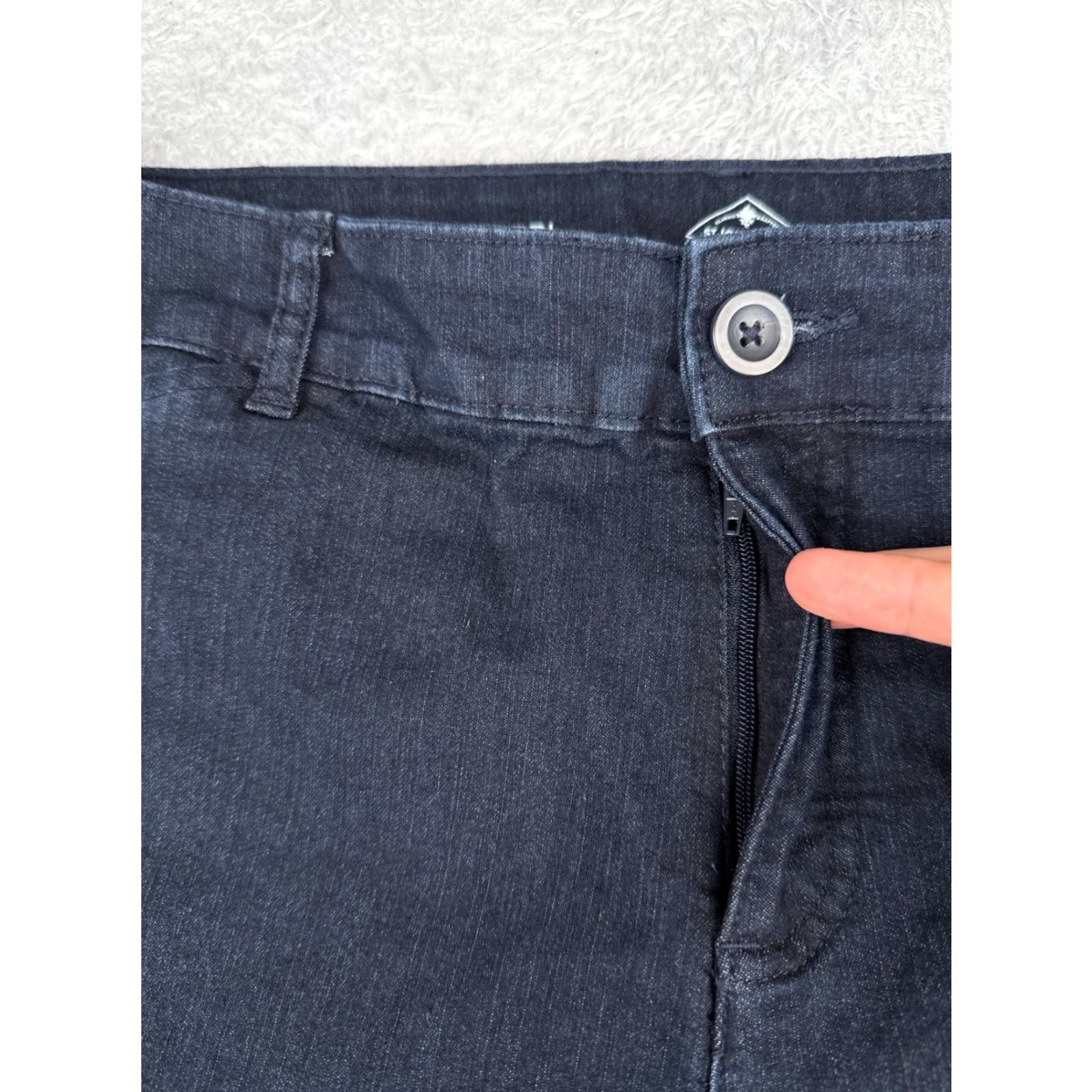 Vintage VINTAGE? No. St. John's Bay Jeans Women Capri 14 Blue Denim 32x19 Mid Rise 19 Inseam Dark Wash Cotton Blend Casual Modern Womens Jeans Size 36" / US 14 / IT 50 - 5 Thumbnail