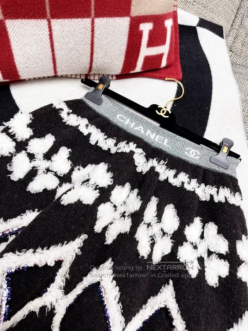 Chanel Chanel 19k snow series black and white mixed colour sequin Size 24" / US 00 / IT 34 - 2 Thumbnail