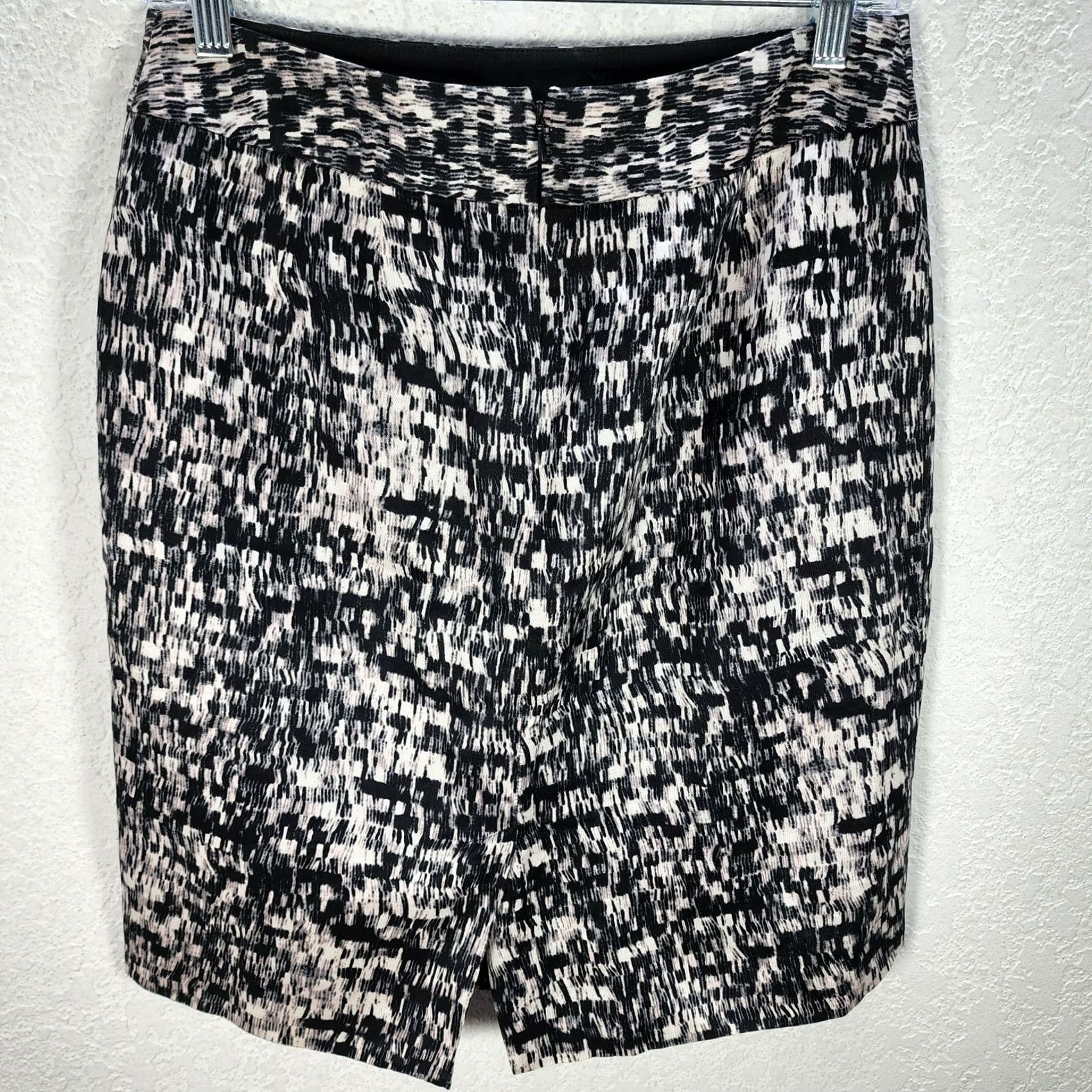Banana Republic Banana Republic Mini Skirt White Black Abstract Print Linen Rayon Sz 6P Petites Womens Size 28" / US 6 / IT 42 - 3 Thumbnail
