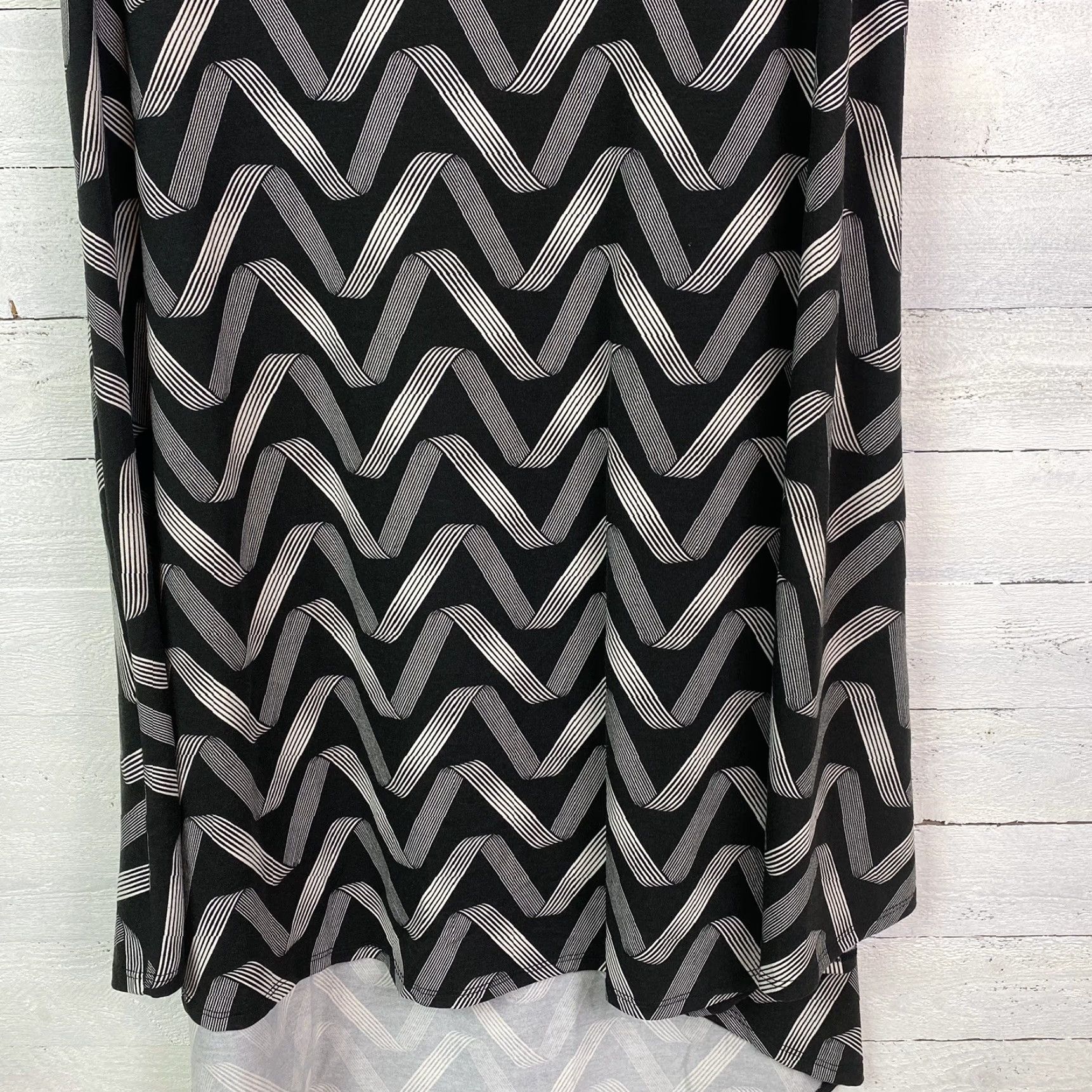 Vintage VINTAGE LuLaRoe Carly Dress Small Black White Chevron High Low Scoop Neck Swing Dress Size S / US 4 / IT 40 - 4 Thumbnail