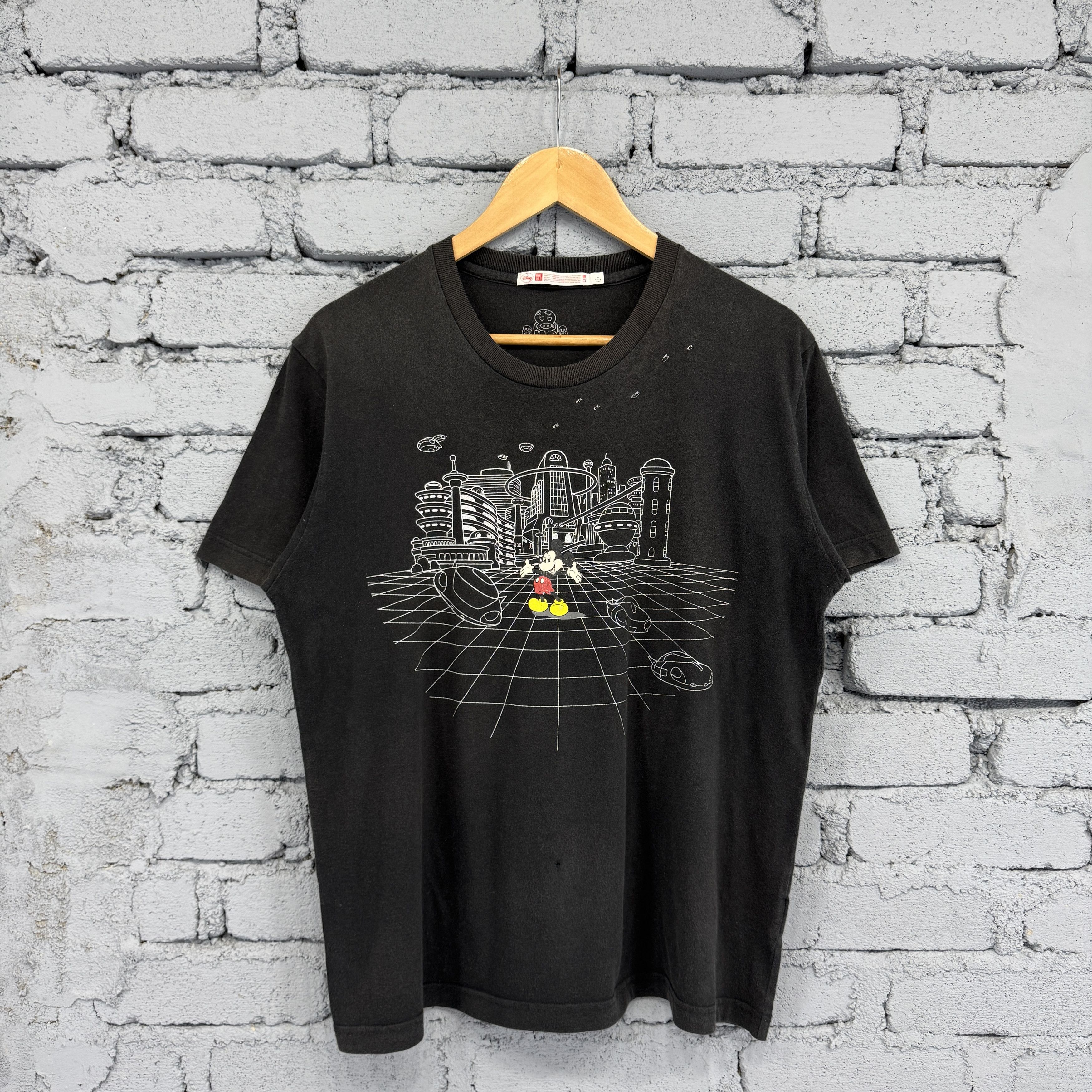Uniqlo Uniqlo Disney Mickey Mouse Sunfaded City Illustration Size US L / EU 52-54 / 3 - 1 Thumbnail