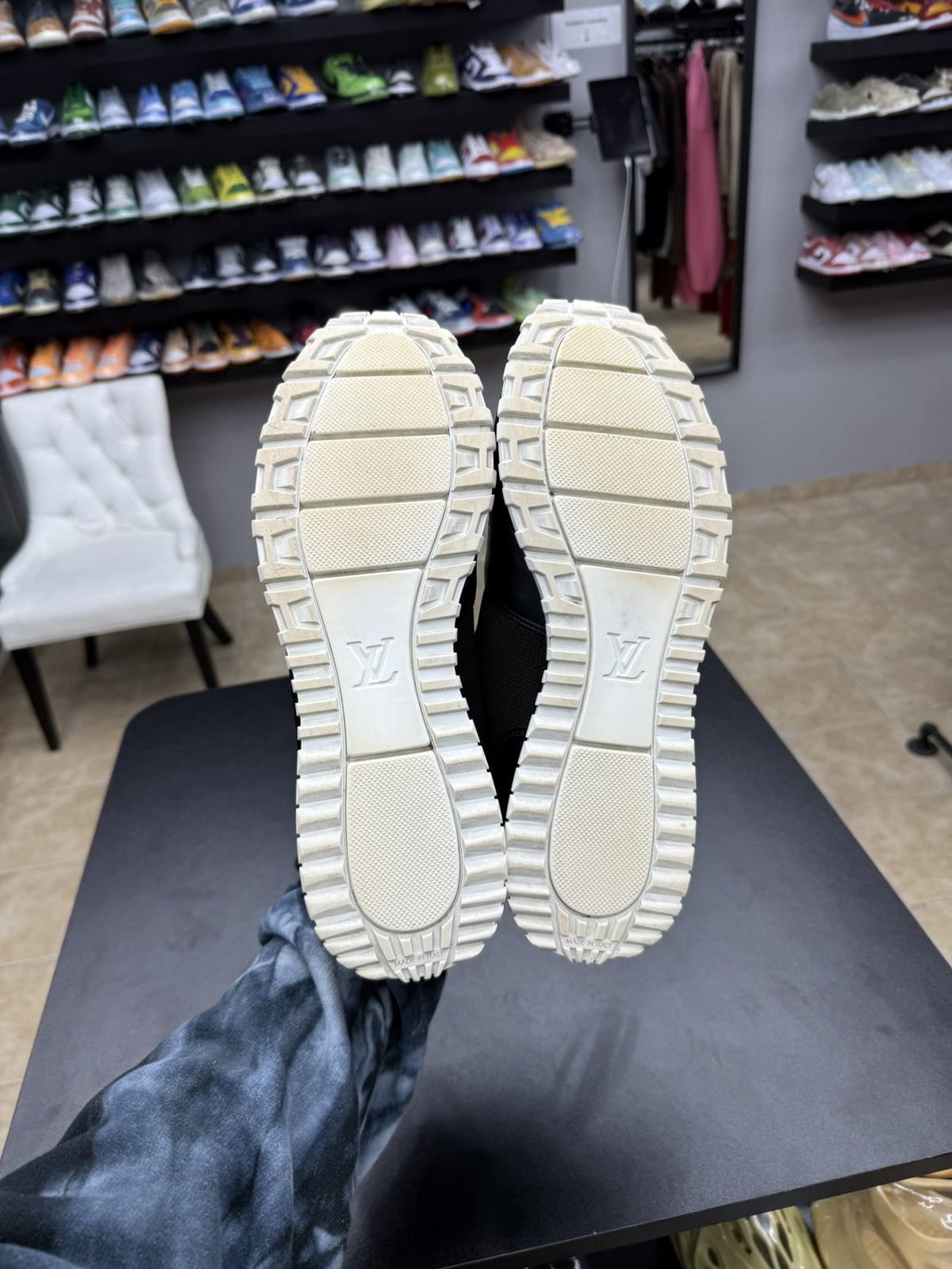 Louis Vuitton Louis Vuitton Run away black monogram sneaker sz 9LV / 10US Size US 10 / EU 43 - 15 Thumbnail