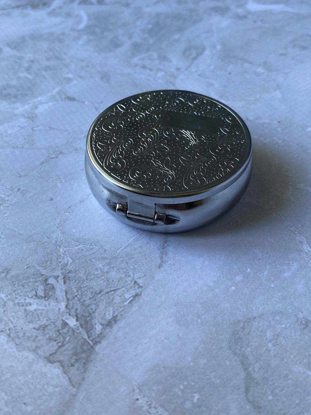 Jewelry × Vintage Vintage Metal Snuff Box with Engraved Design Size ONE SIZE - 4 Thumbnail