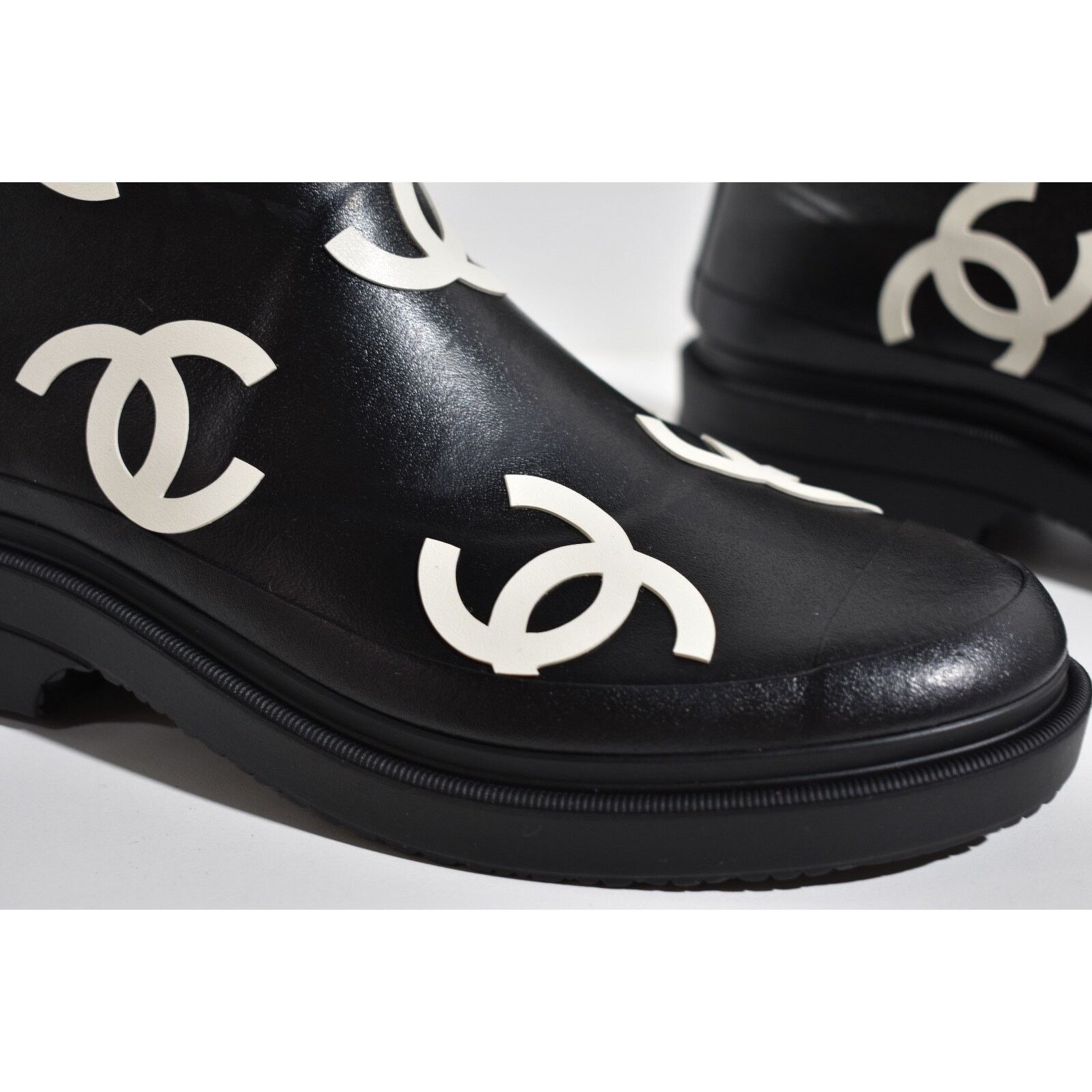 Chanel Chanel 23A Black White All Over Logo Rubber CC Low Top Size US 10 / IT 40 - 5 Thumbnail