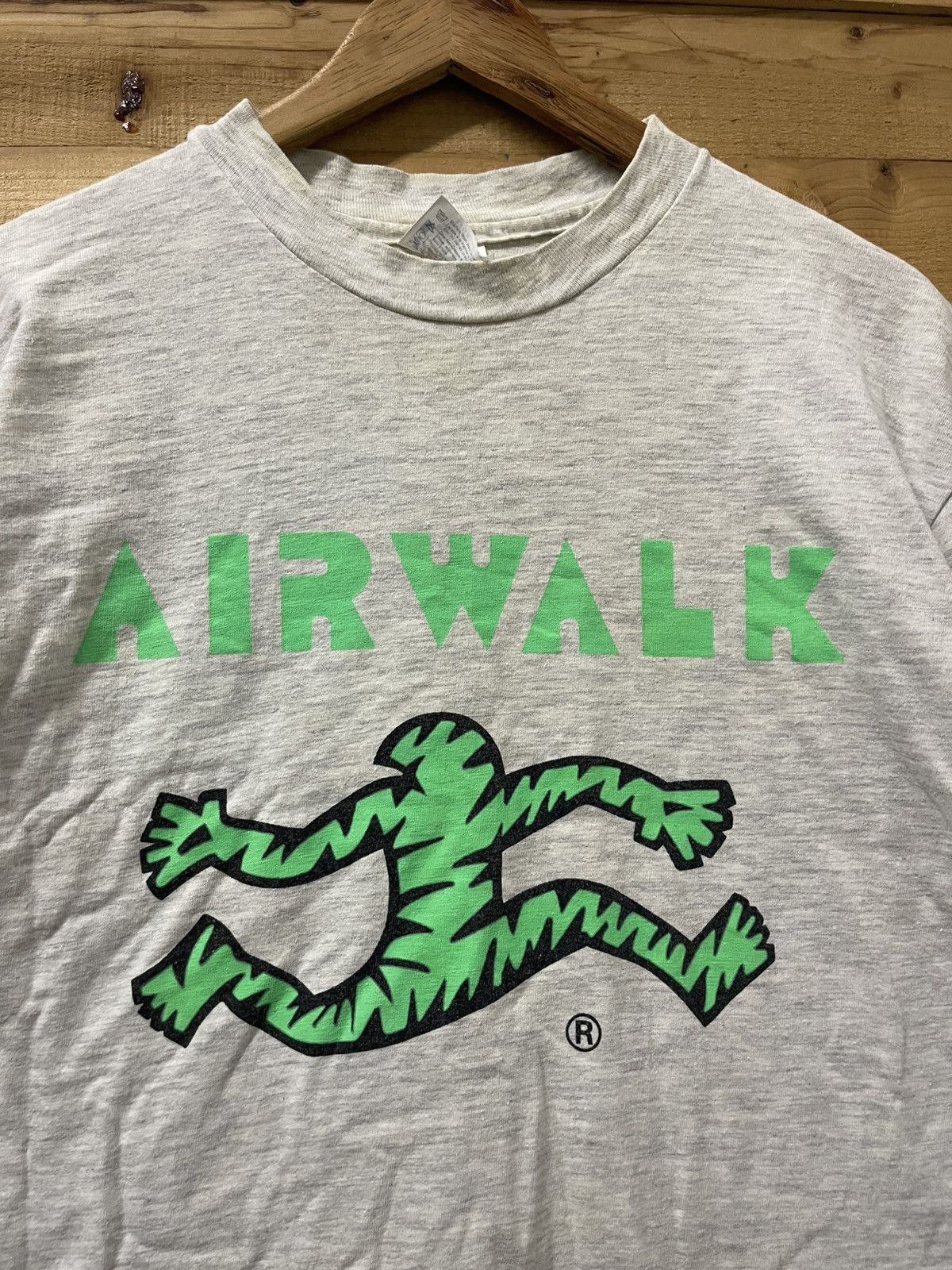 Vintage Vintage 90s airwalk tshirt Size US L / EU 52-54 / 3 - 3 Thumbnail