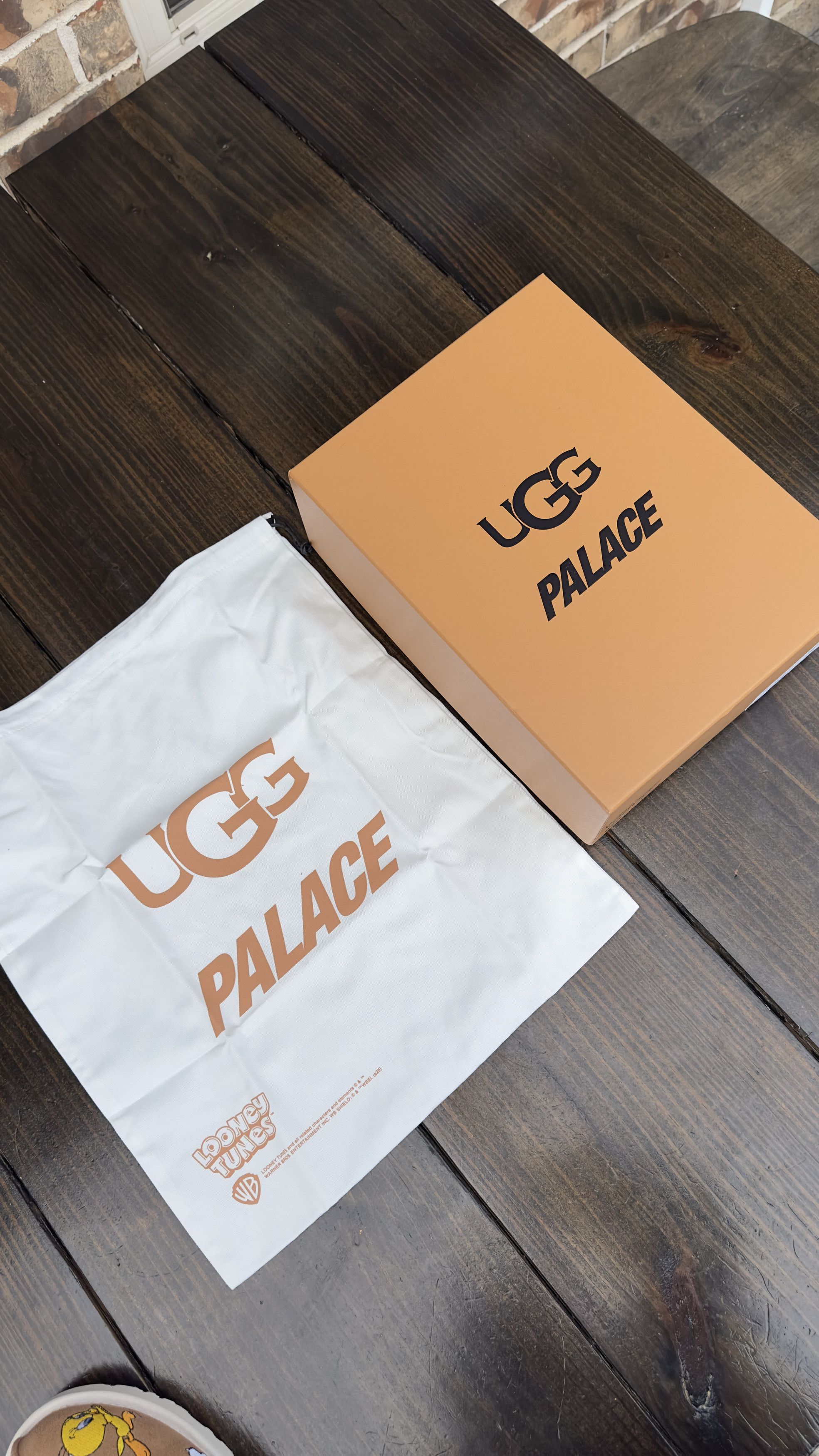 Palace × Ugg Ugg x Palace x Looney Tunes Tasman Slippers size 9 Size US 9 / EU 42 - 10 Thumbnail