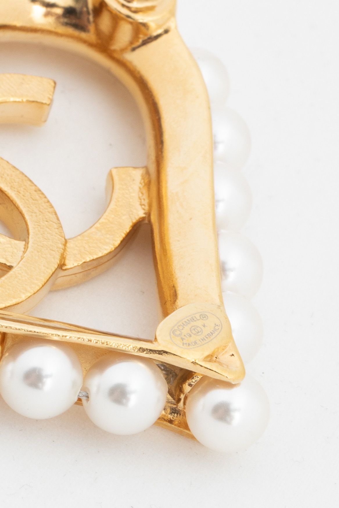 Chanel Chanel 19K Gold-Tone Faux-Pearl-Embellished CC-Heart Brooch Size ONE SIZE - 3 Thumbnail