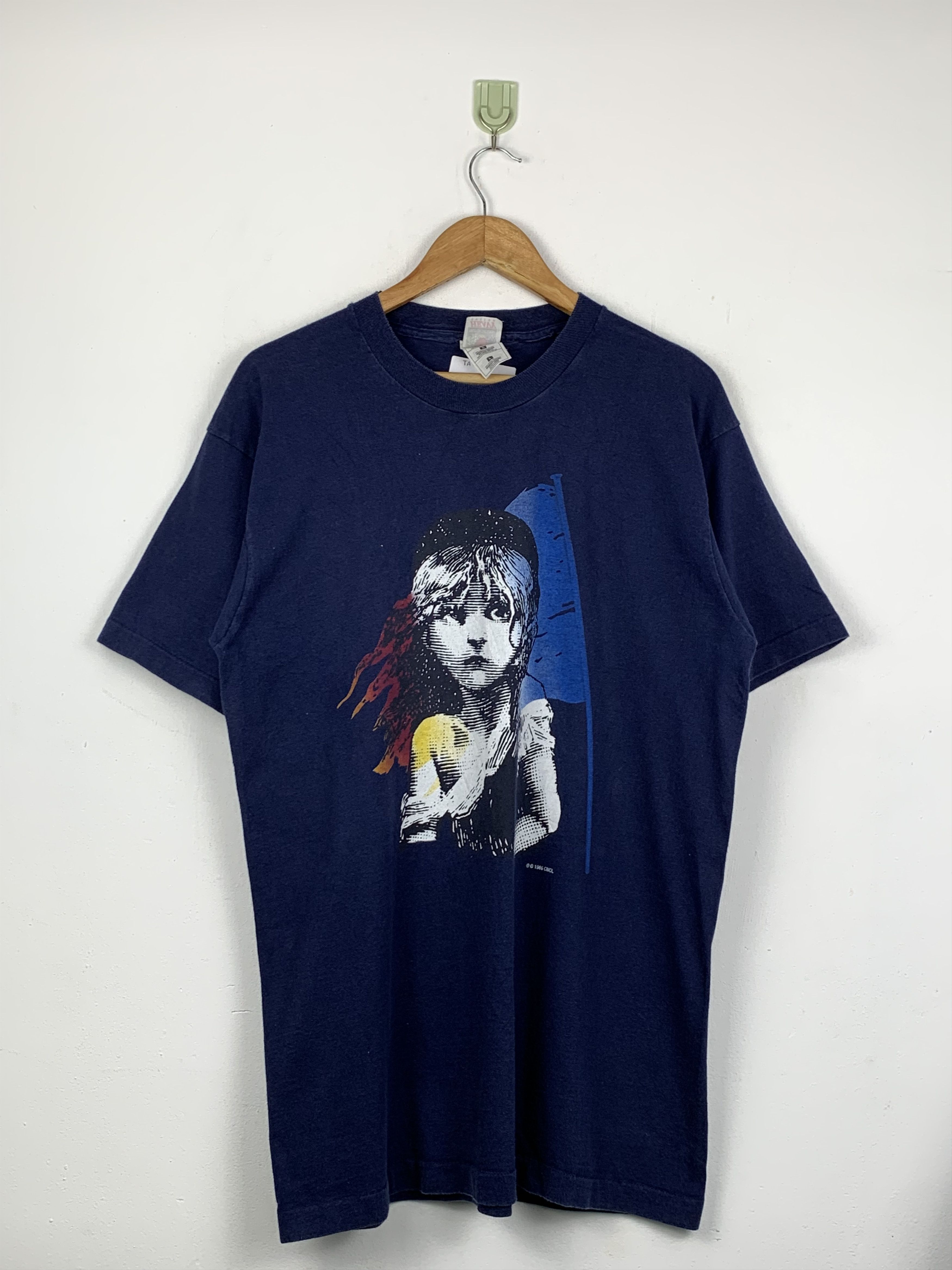 Vintage Vintage 90s Les Miserables Photo Tee TA0314 Size US L / EU 52-54 / 3 - 1 Thumbnail